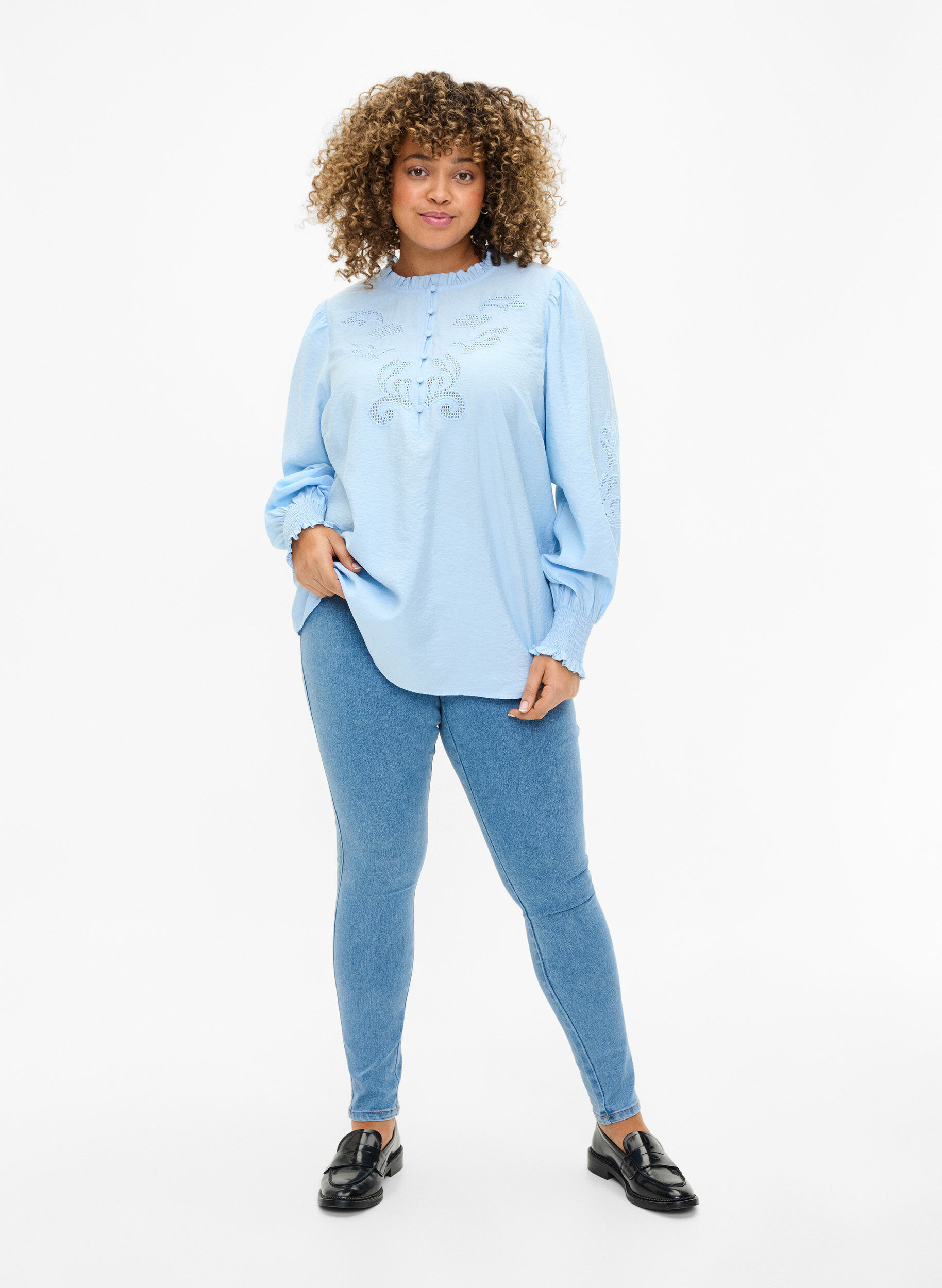 ZizziBluse mit R&uuml;schen und Lochstickerei, Chambray Blue, Model image number 2