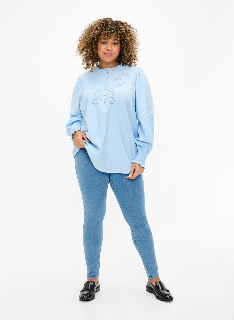 Bluse mit Rüschen und Lochstickerei, Chambray Blue, Model image number 2