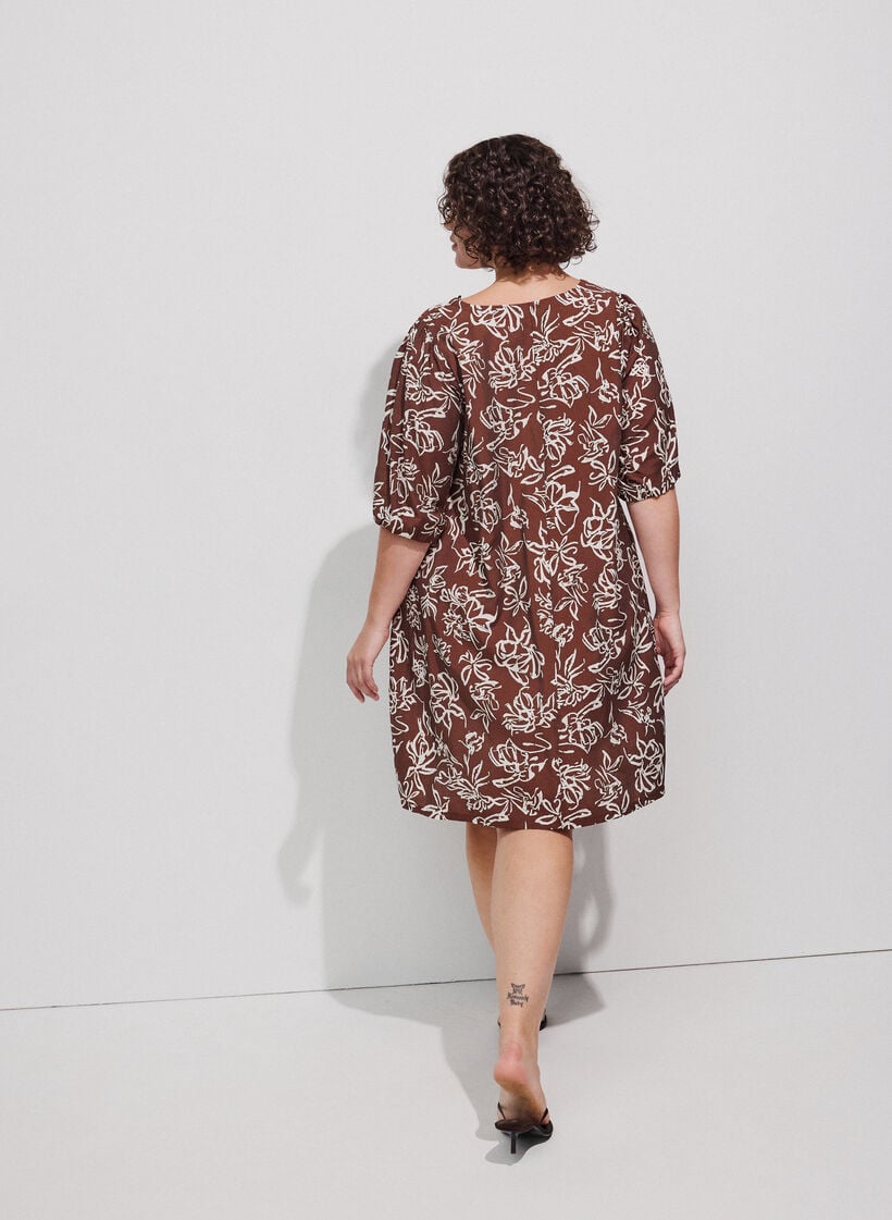 Kurzes A-Linien-Kleid mit V-Ausschnitt, Braun, Model image number 2