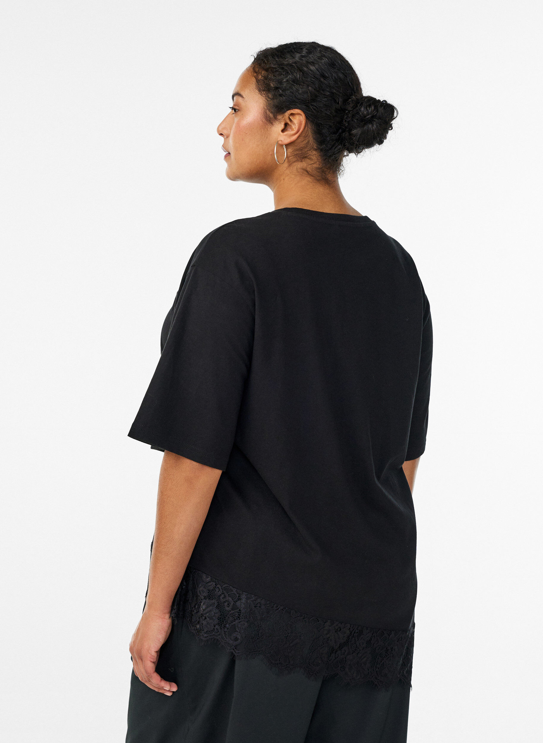 ZizziT-Shirt mit asymmetrischem Spitzensaum, Schwarz, Model image number 2