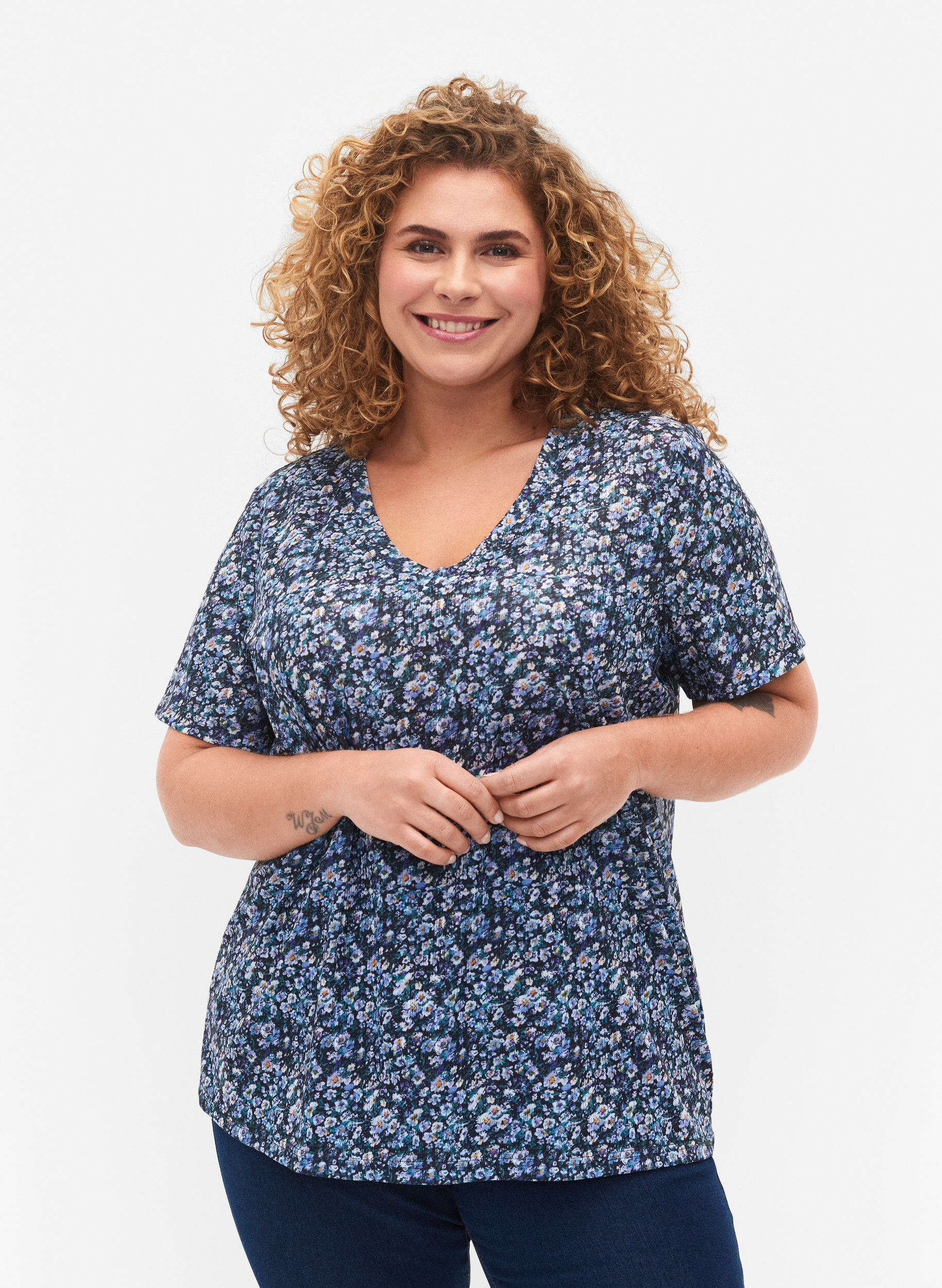 ZizziFLASH - Bedrucktes T-Shirt mit V-Ausschnitt, Blue Green Ditsy, Model image number 0