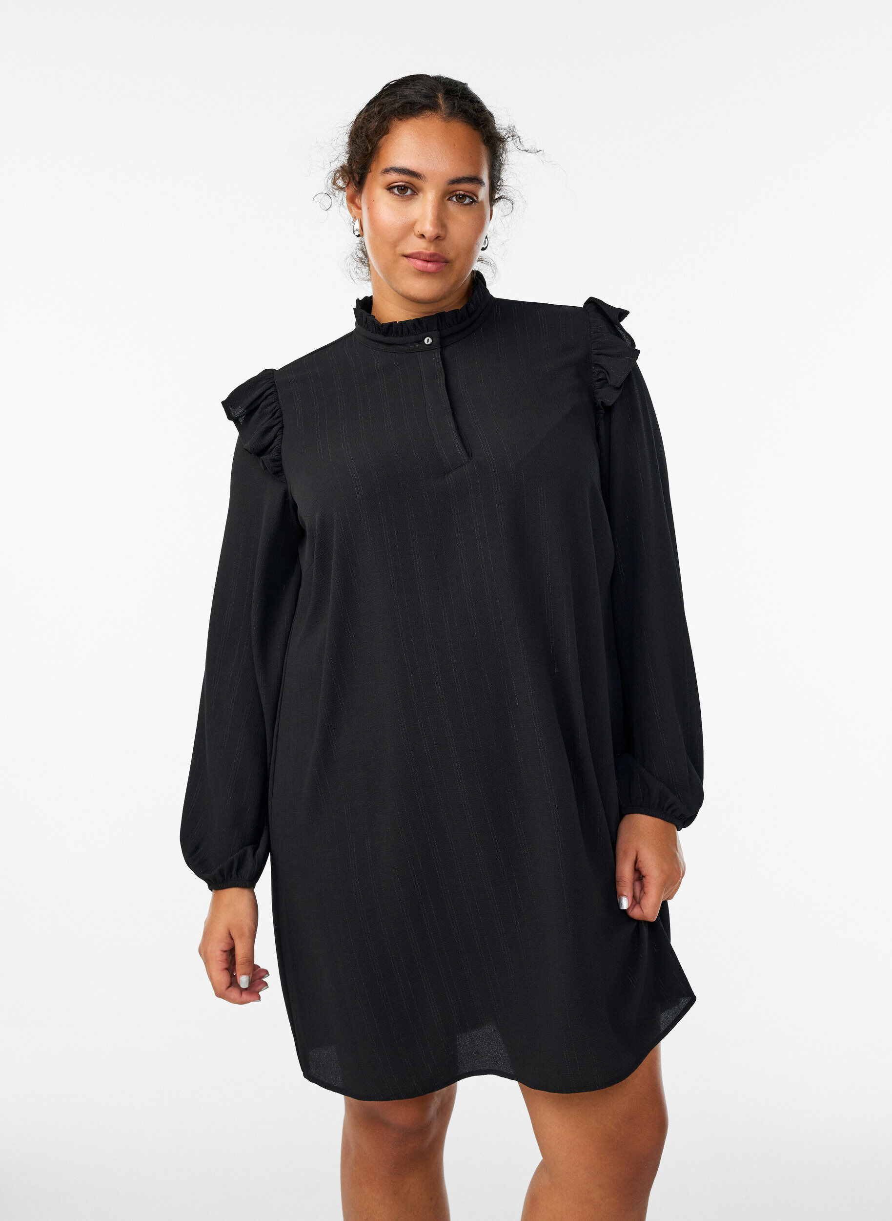 Kurzes Kleid mit R&uuml;schen und Glitzer , Schwarz, Model