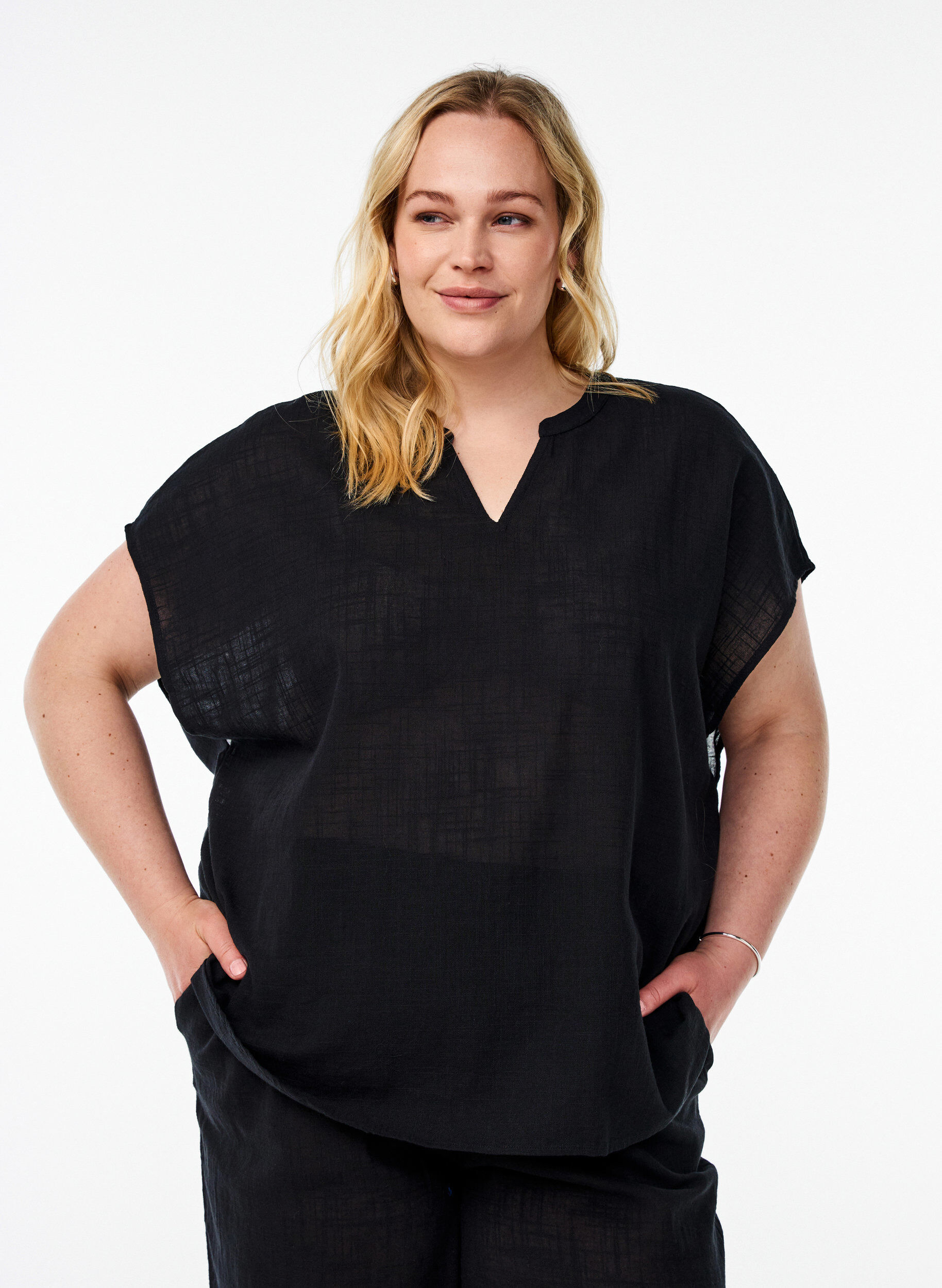 ZizziLockere Bluse mit angeschnittenen &Auml;rmeln, Schwarz, Model image number 0