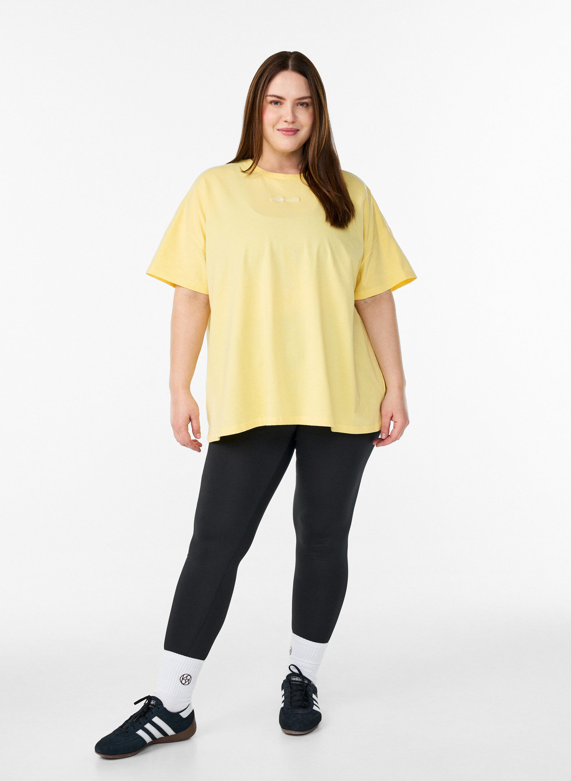 ZizziT-Shirt aus Bio-Baumwolle mit kleinem Frontmotiv, Gelb, Model image number 1