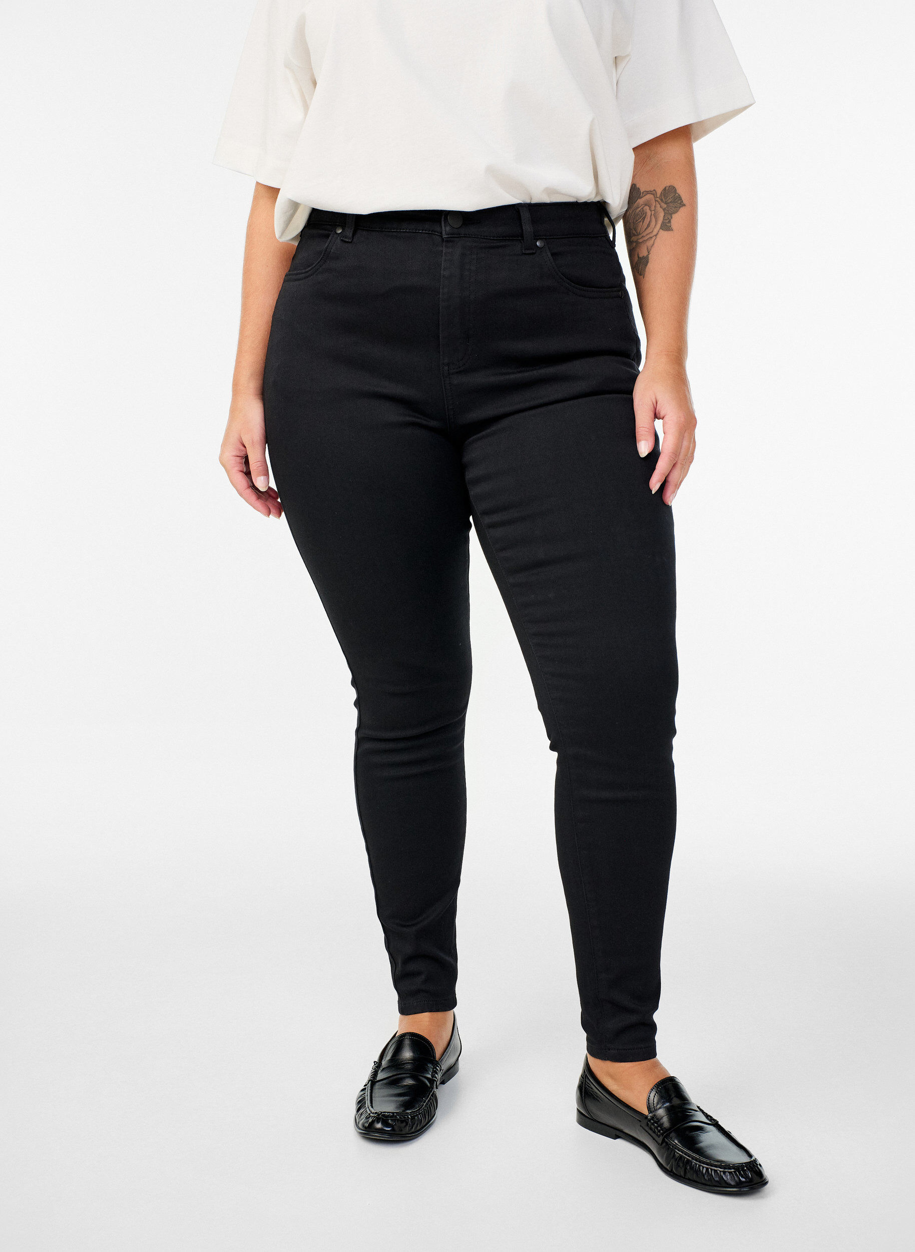 ZizziHoch taillierte super Slim Amy Jeans, Schwarz, Model image number 2