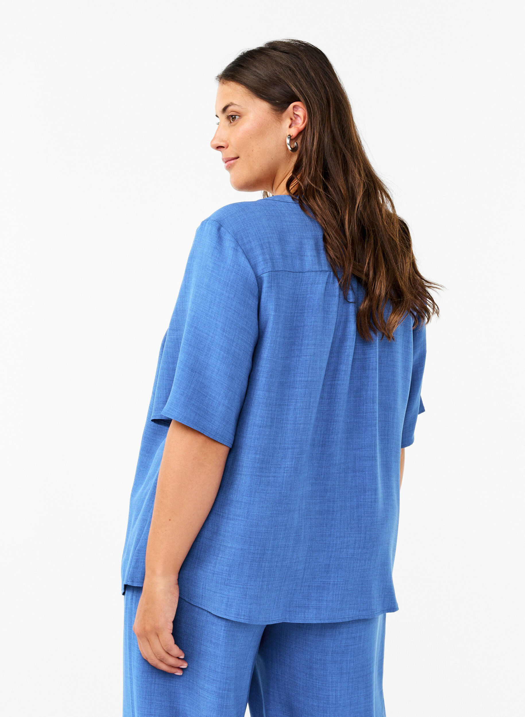 ZizziHemdbluse mit V-Ausschnitt und kurzen &Auml;rmeln, Blau, Model image number 2