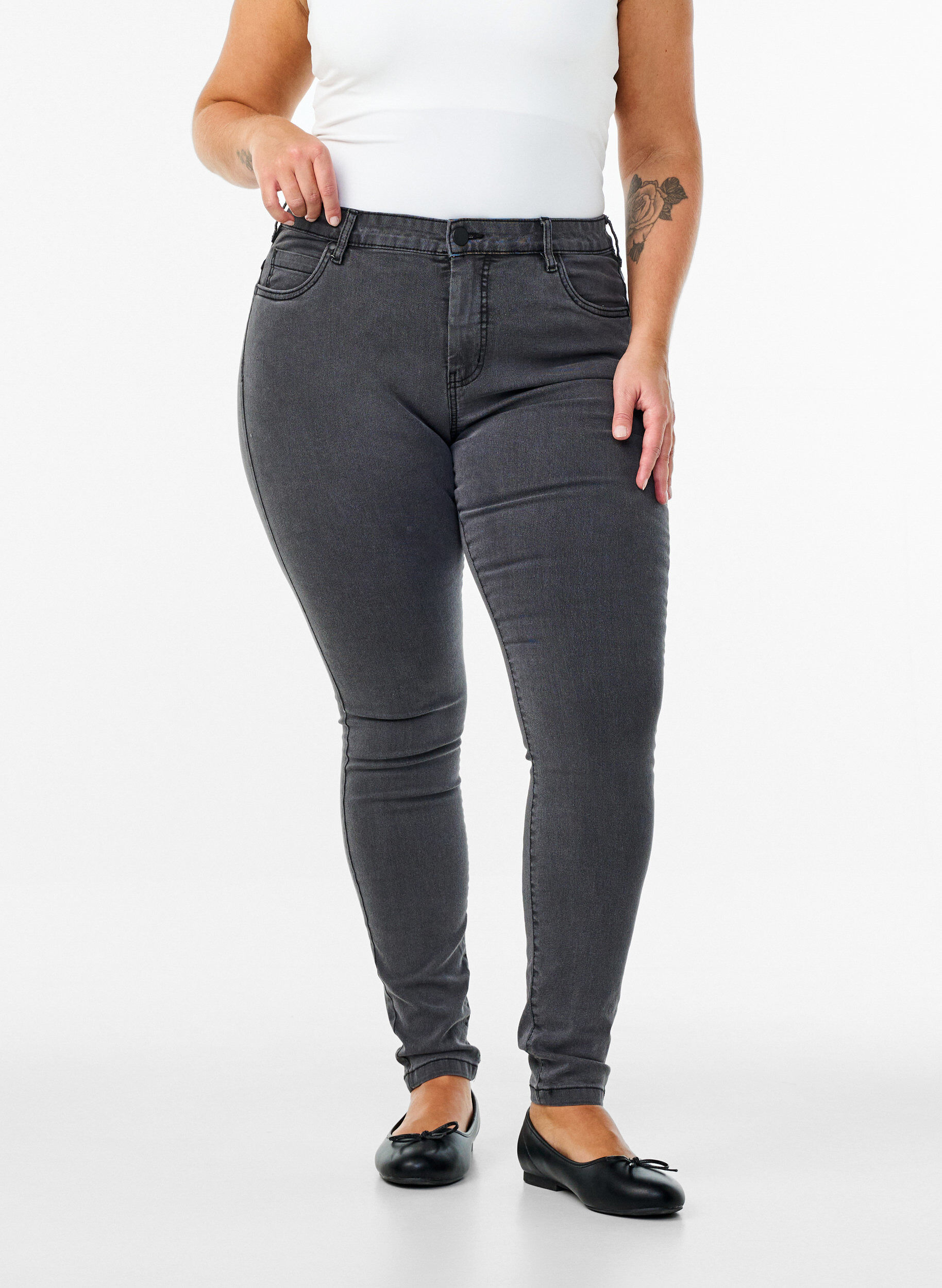 ZizziHochtaillierte Super Slim Amy Jeans, Grau, Model image number 2