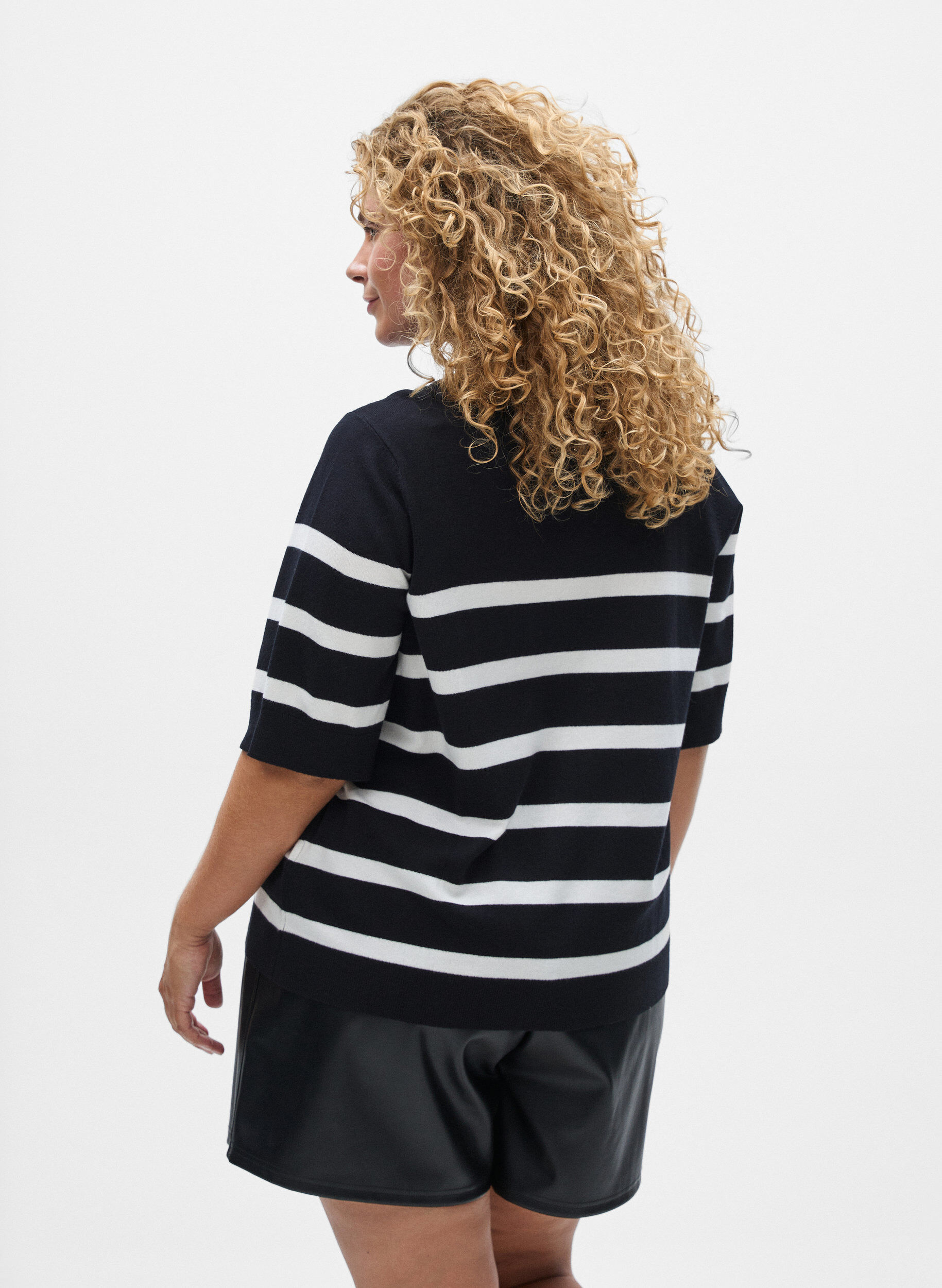 ZizziGestreiftes Stricktop mit kurzen &Auml;rmeln, Schwarz, Model image number 2
