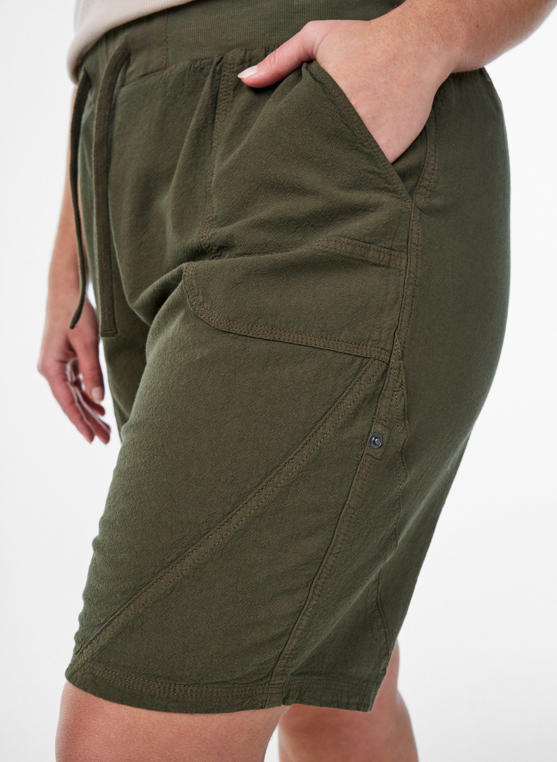 ZizziLockere Shorts aus Baumwolle mit Taschen, Gr&uuml;n, Model image number 3