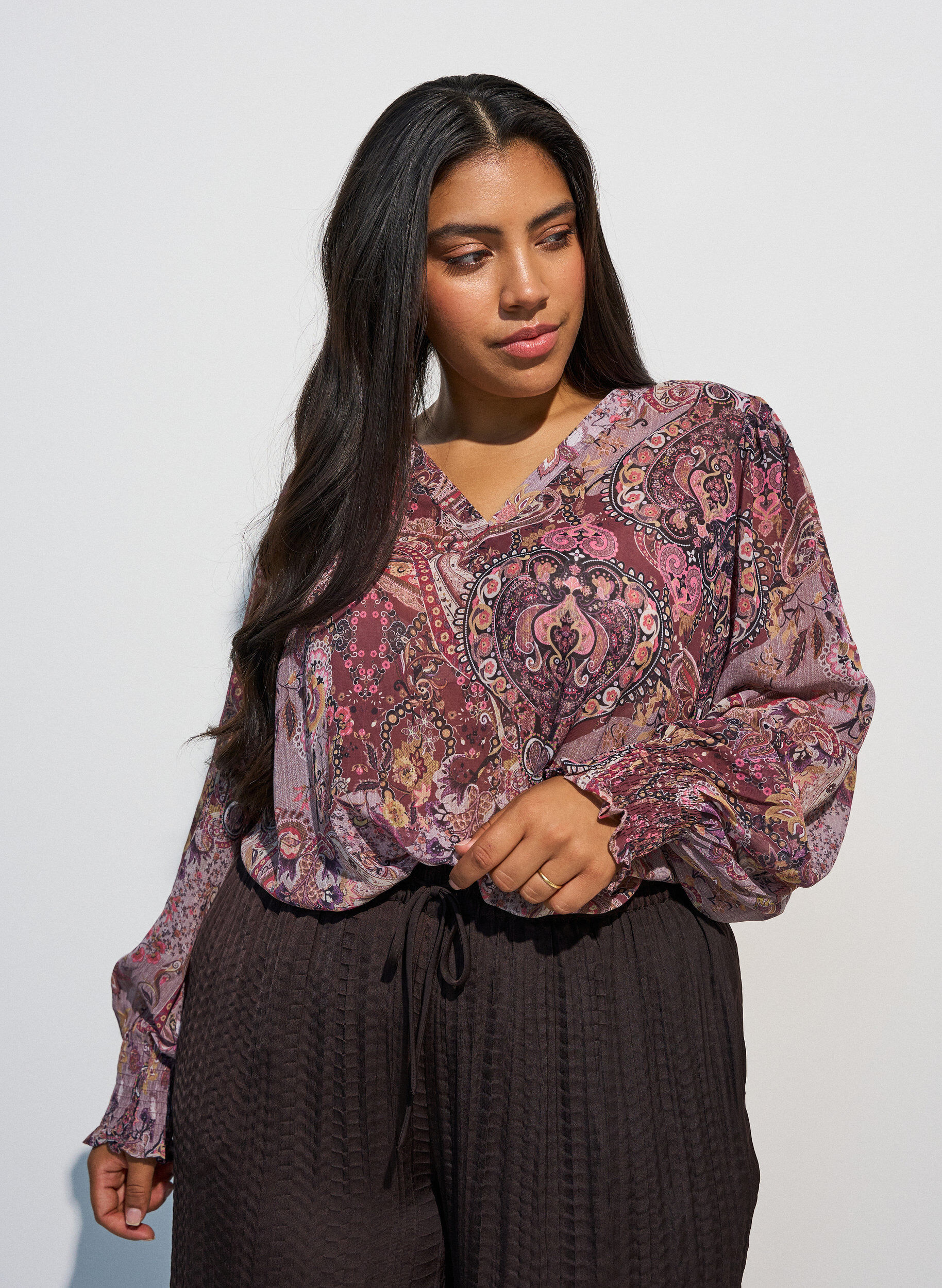 Tunika mit Paisleymuster und gesmokten &Auml;rmelb&uuml;ndchen, Rot, Model