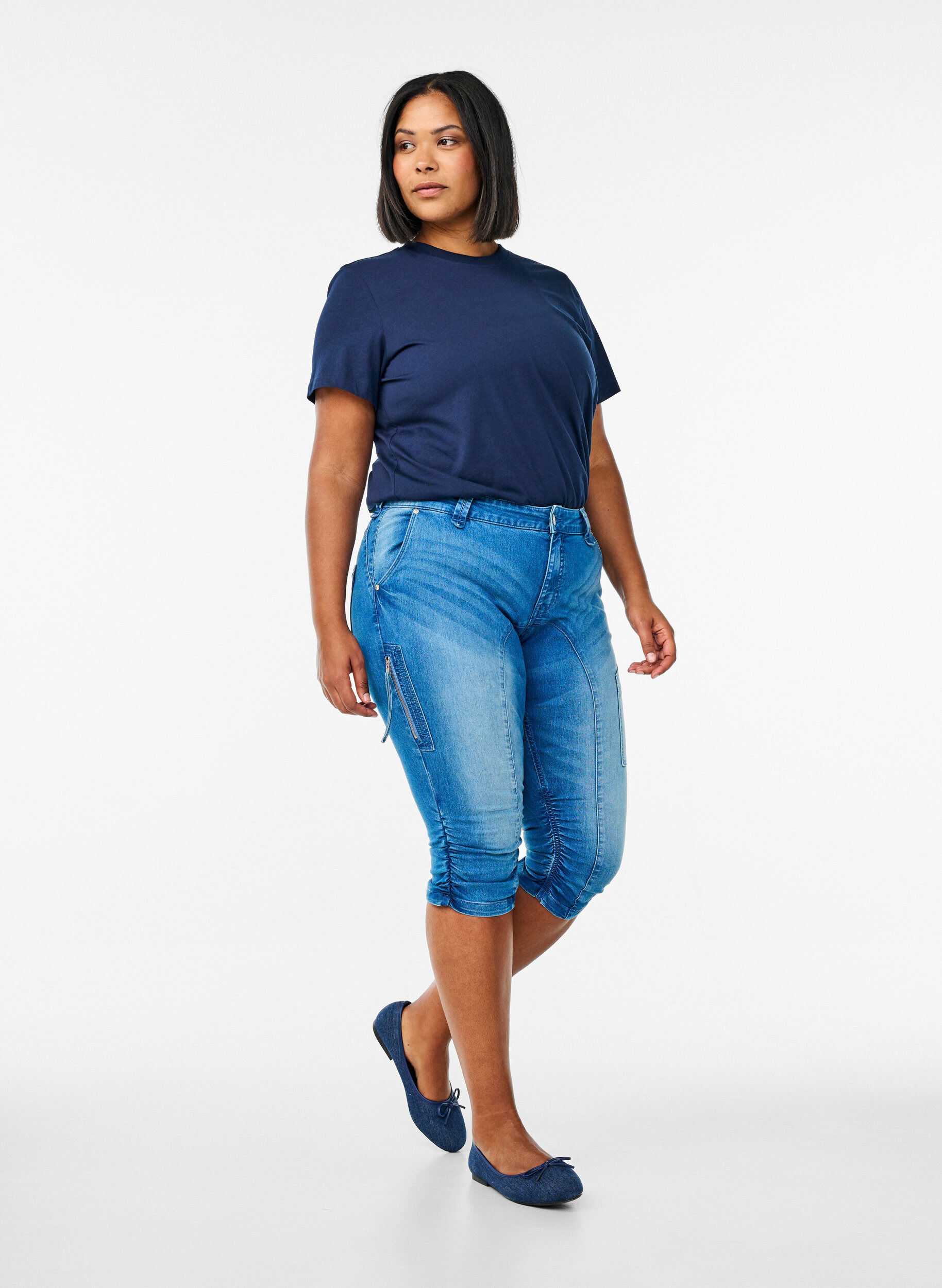 Slim Fit Capri-Jeans mit Taschen, Blau, Model
