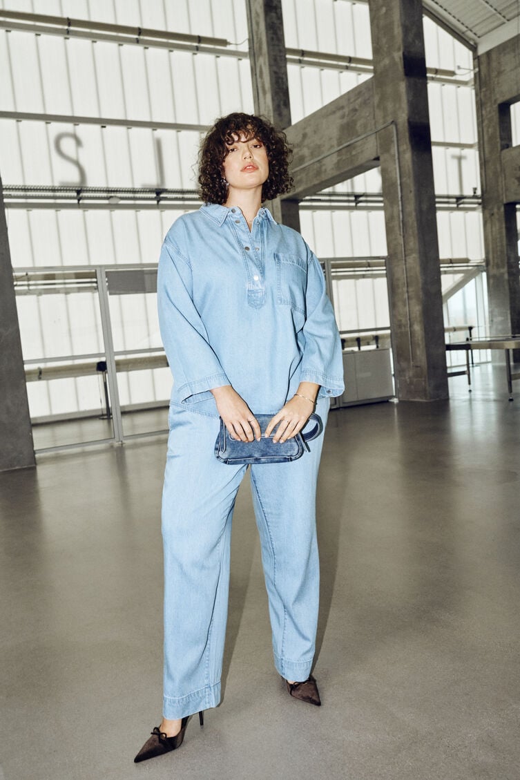 Hellblaues Jeansset, , Model