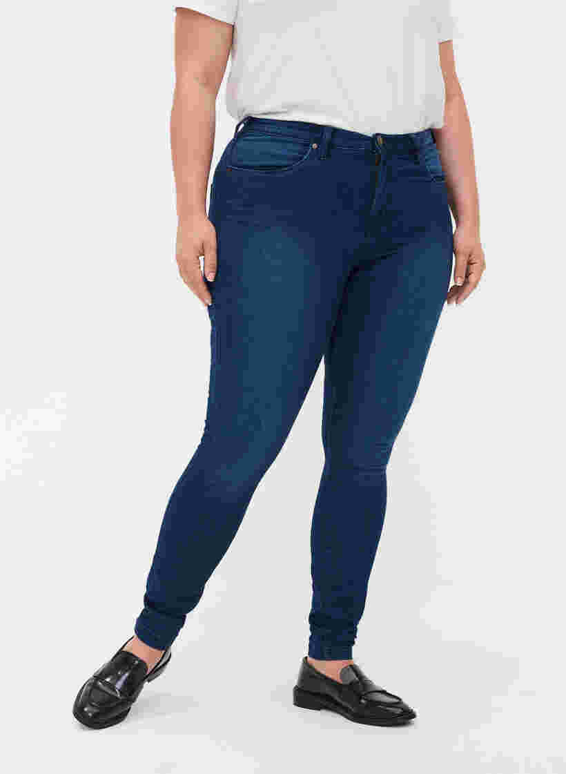 Super Slim Amy Jeans mit hoher Taille, Blue denim, Model image number 4