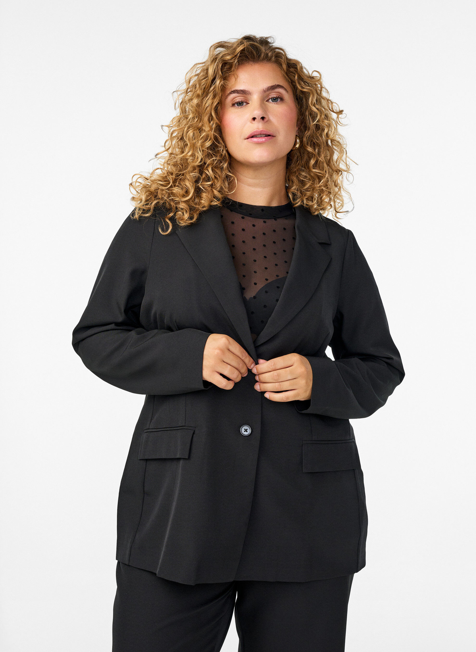 Blazer mit Taschen und Schlitzen, Schwarz, Model