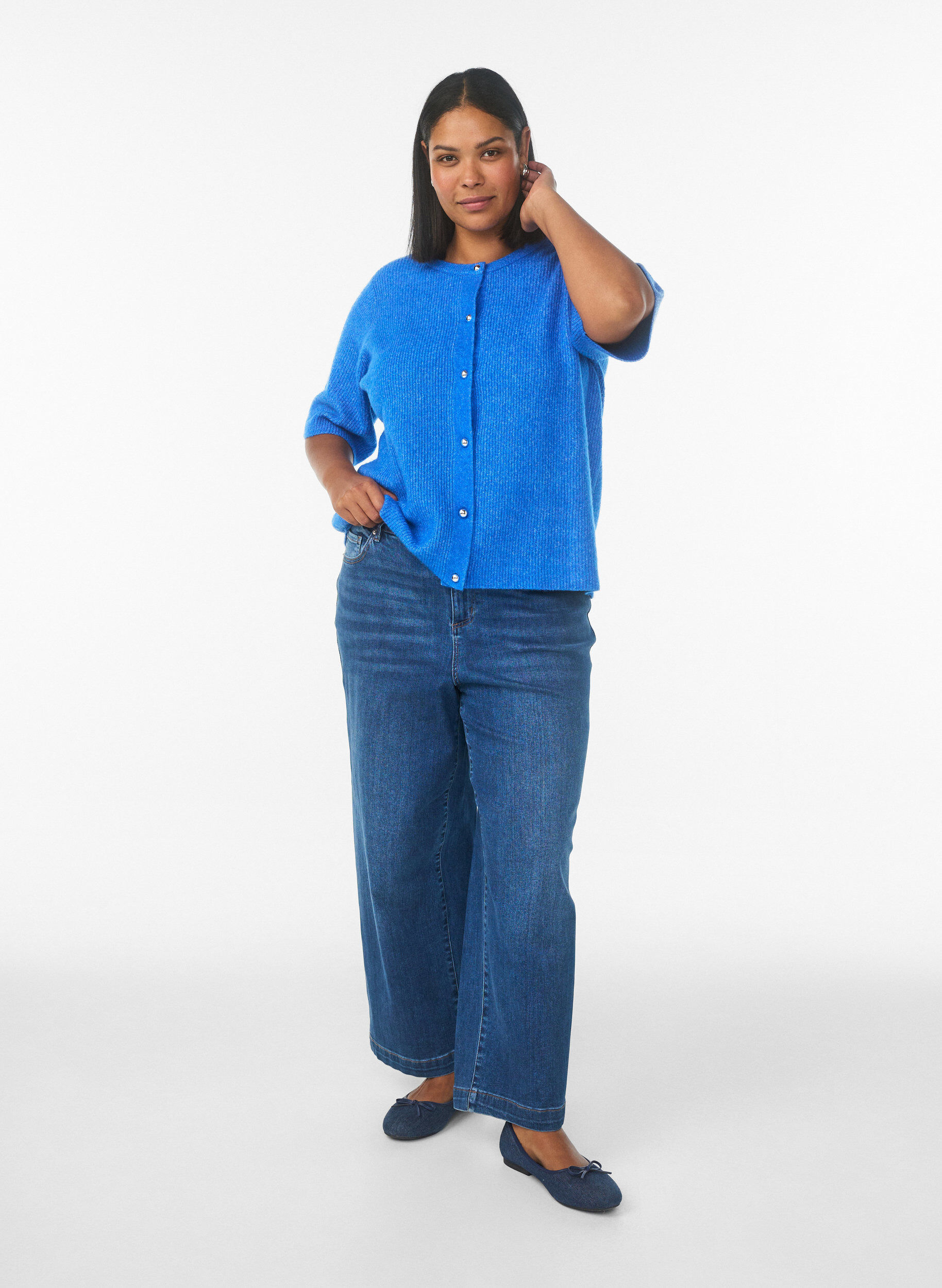 ZizziKurz&auml;rmelige Strickjacke mit gl&auml;nzenden Kugelkn&ouml;pfen, Blau, Model image number 1