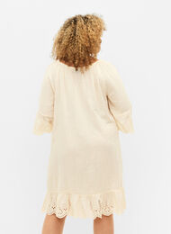 Kleid aus Baumwolle mit Broderie Anglaise, Buttercream, Model