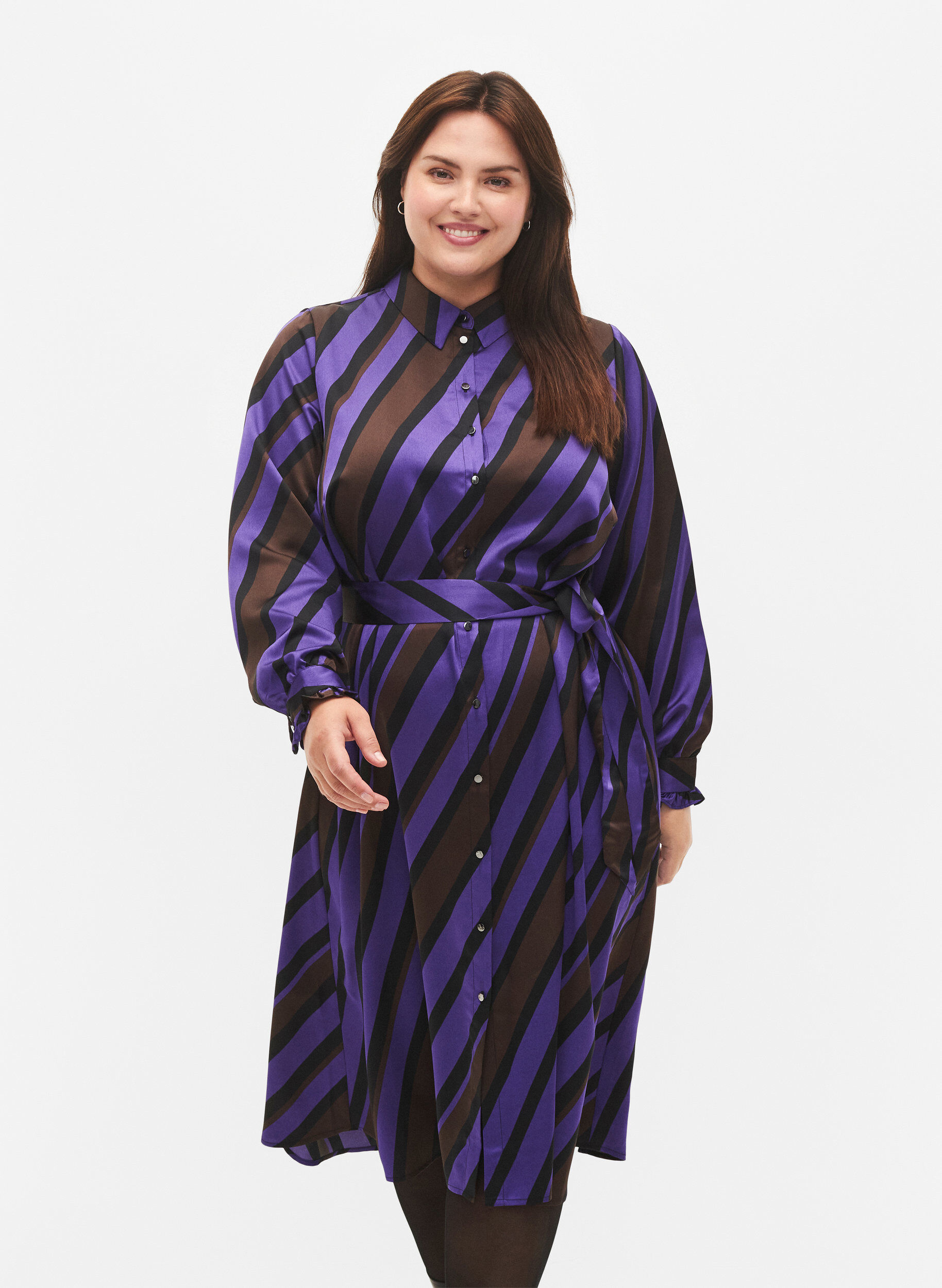ZizziHemdblusenkleid aus Satin mit diagonalen Streifen, Stripe AOP, Model image number 0
