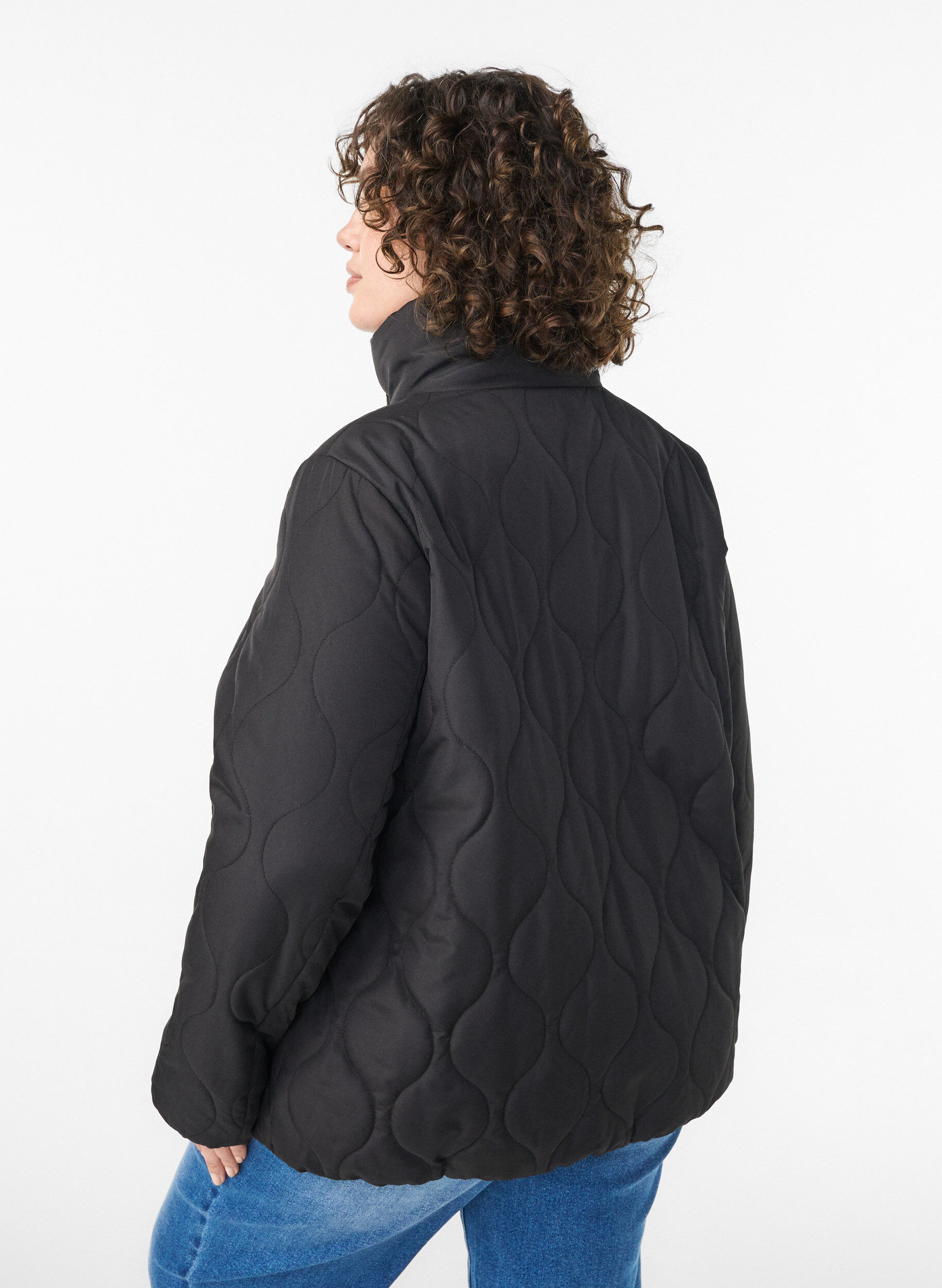 ZizziKurze Steppjacke mit Schleifen und hohem Kragen, Schwarz, Model image number 2