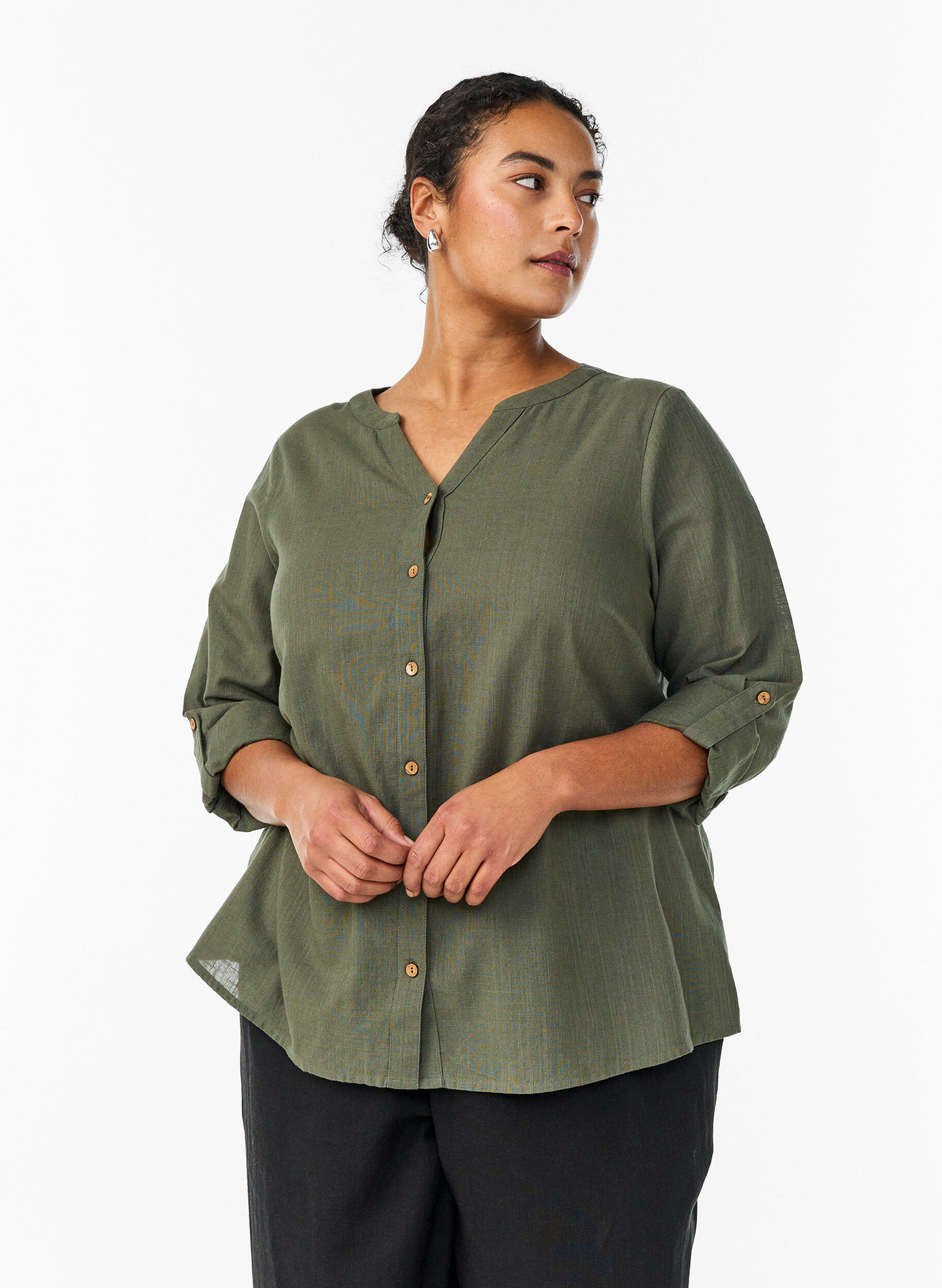 Hemdbluse aus Baumwolle mit V-Ausschnitt, Gr&uuml;n, Model