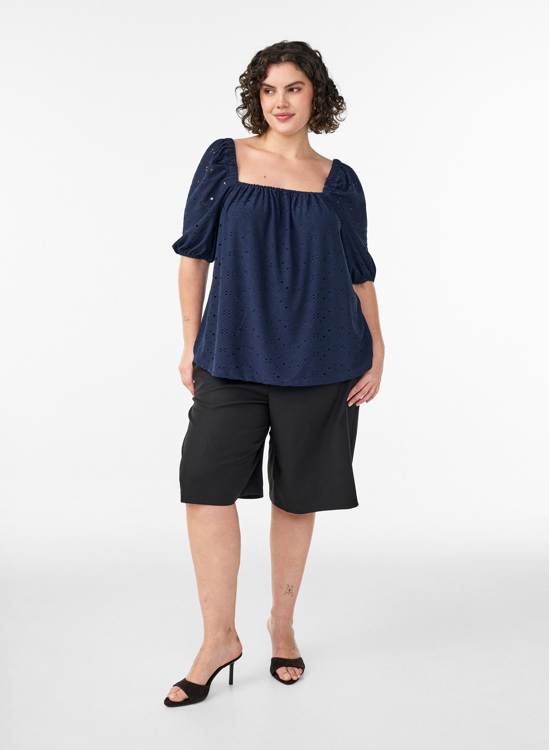 ZizziBluse mit kurzen Puff&auml;rmeln und Lochmuster, Blau, Model image number 1