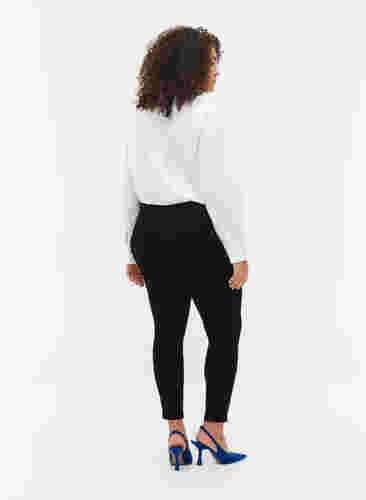 Cropped Amy Jeans mit Reißverschluss, Black denim, Model image number 1