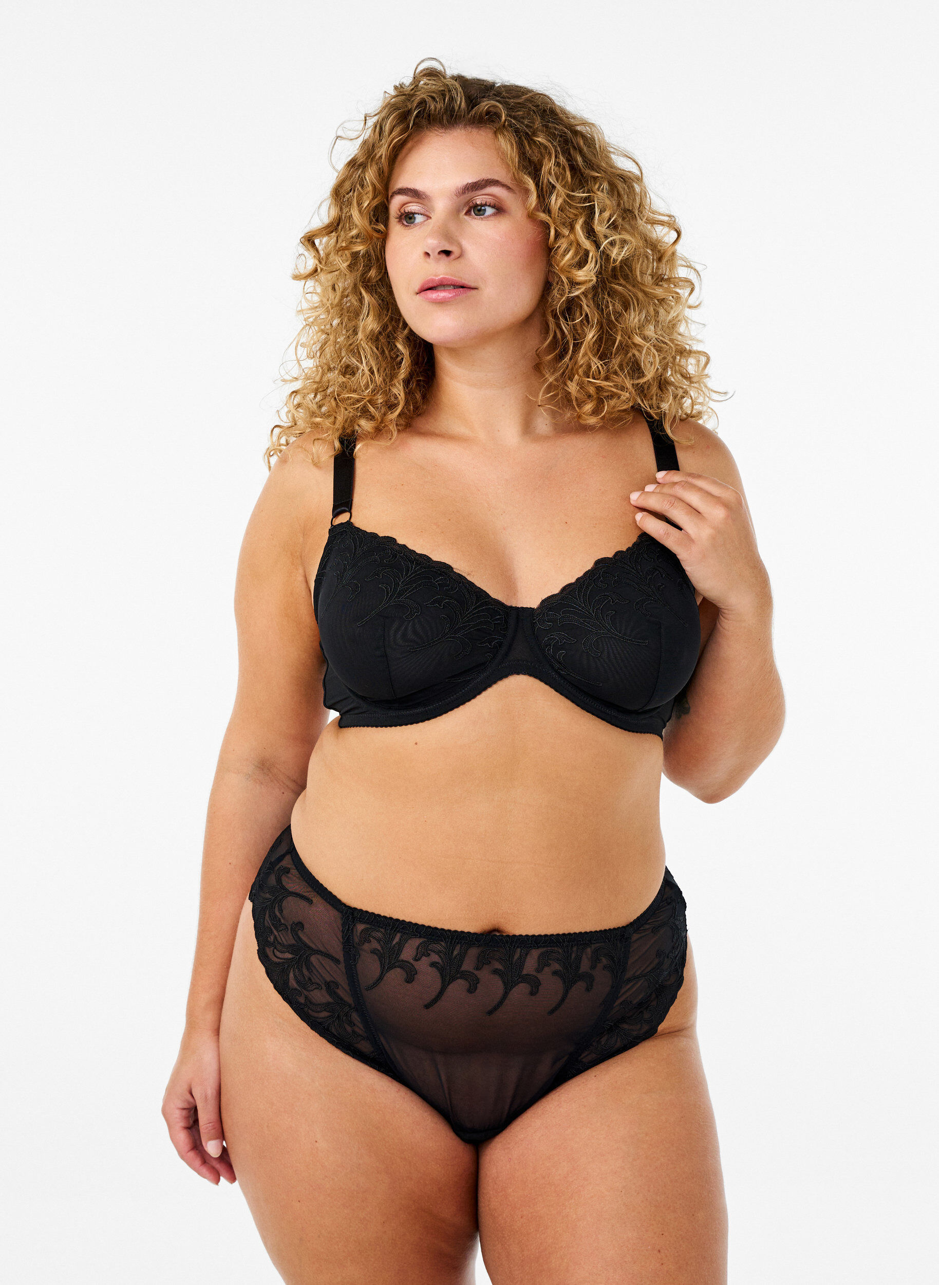 ZizziMesh-Tanga mit Stickereidetails, Schwarz, Model image number 0