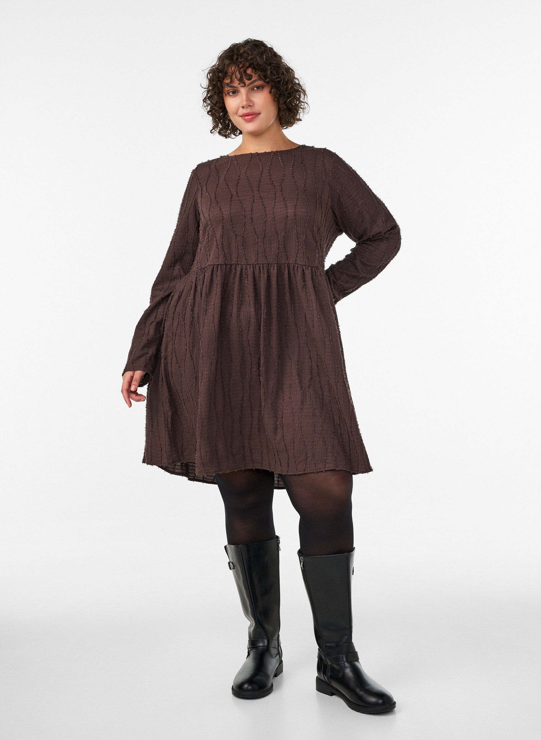 ZizziKurzes Jerseykleid mit welligem Strukturmuster, Braun, Model image number 1