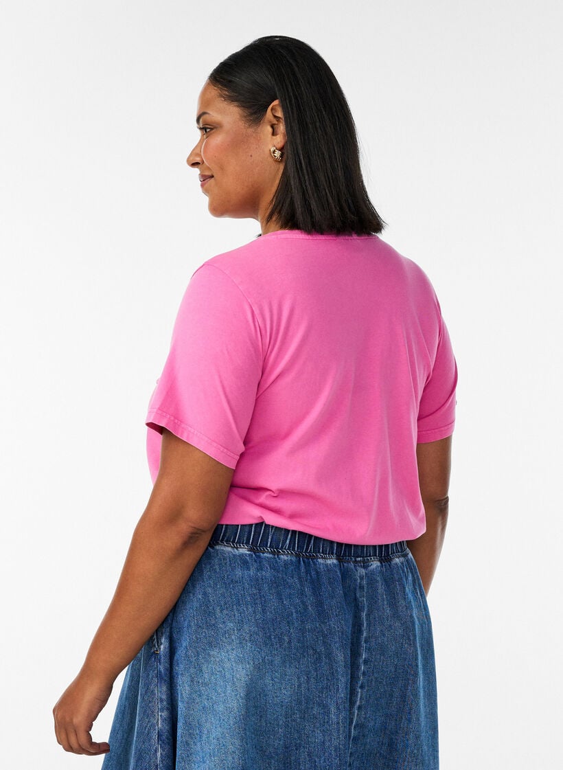 T-Shirt aus Bio-Baumwolle mit Varsity-Print und V-Ausschnitt, Rot, Model image number 2