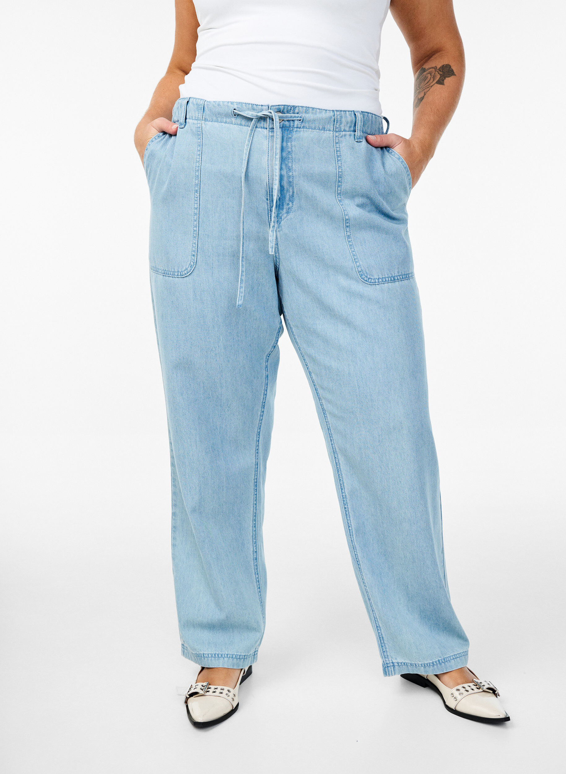 ZizziHoch taillierte Jeans mit Bindeg&uuml;rtel, Blau, Model image number 2
