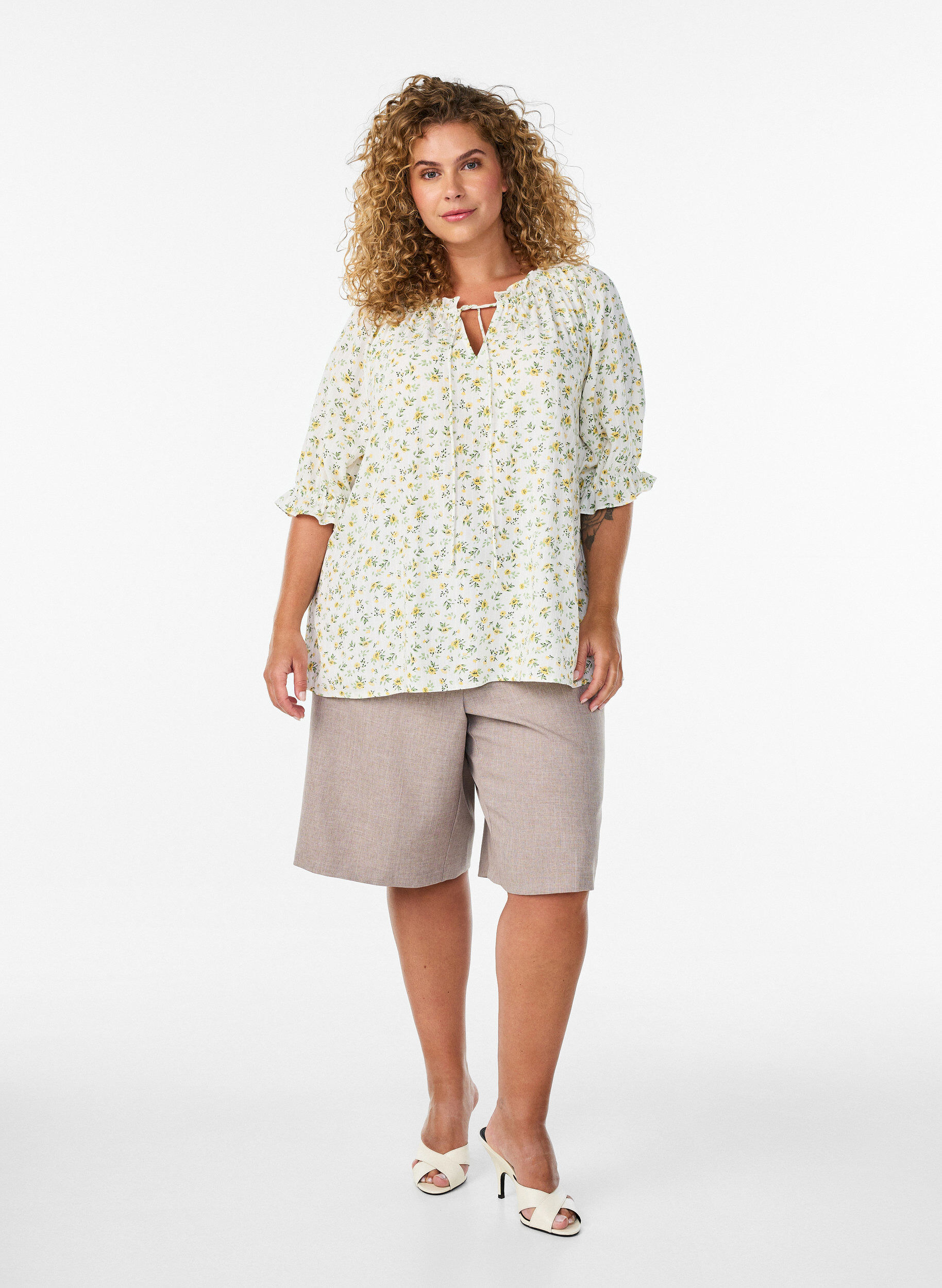 ZizziGebl&uuml;mte Bluse aus Viskose mit halblangen &Auml;rmeln, Wei&szlig;, Model image number 1