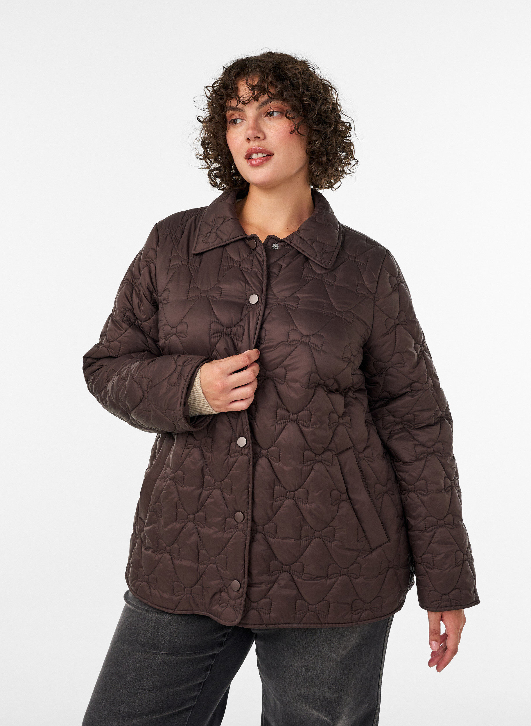 Leicht wattierte Jacke mit dekorativer Steppung, Braun, Model