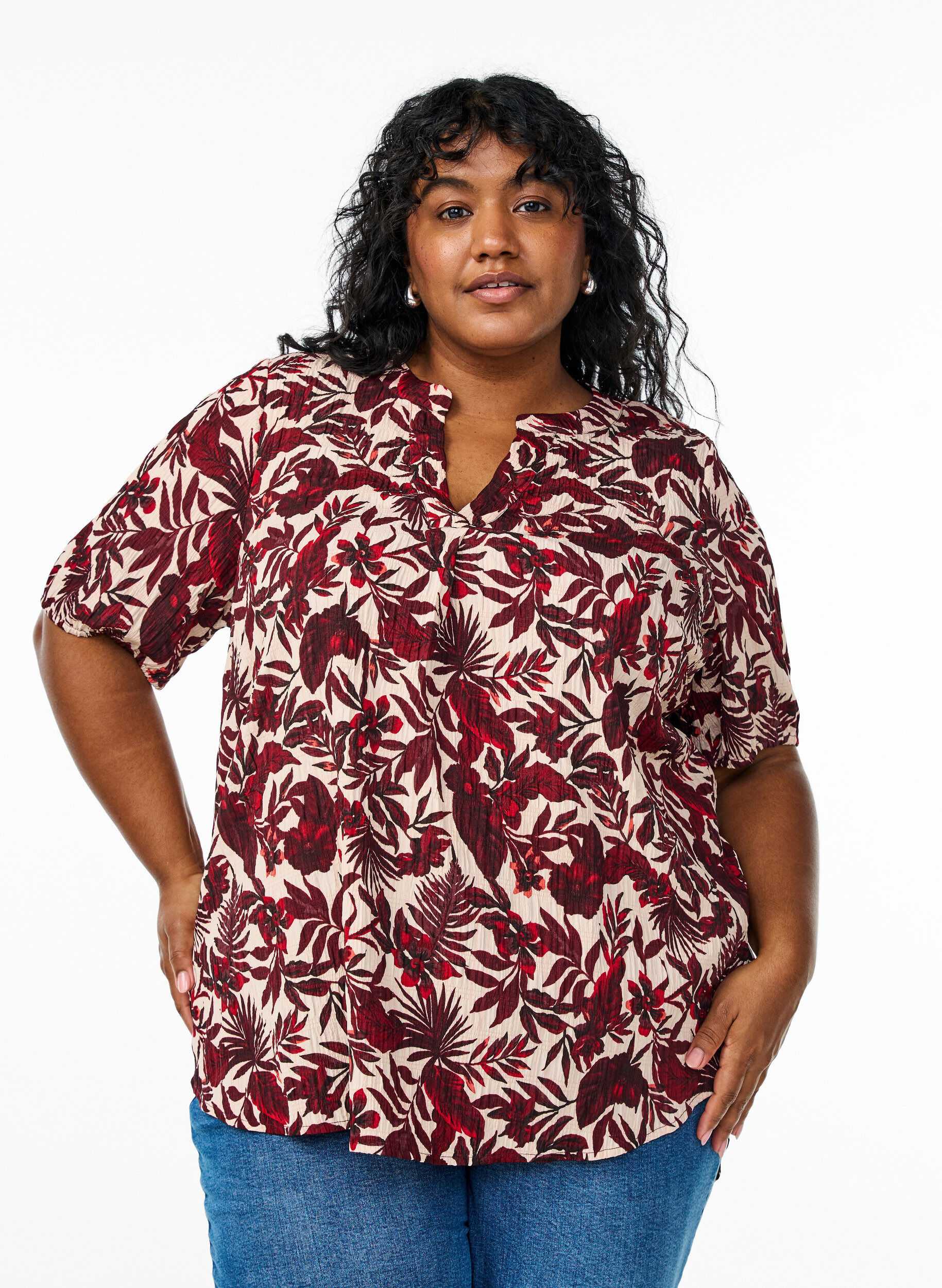 Gebl&uuml;mte Bluse mit kurzen &Auml;rmeln, Rot, Model