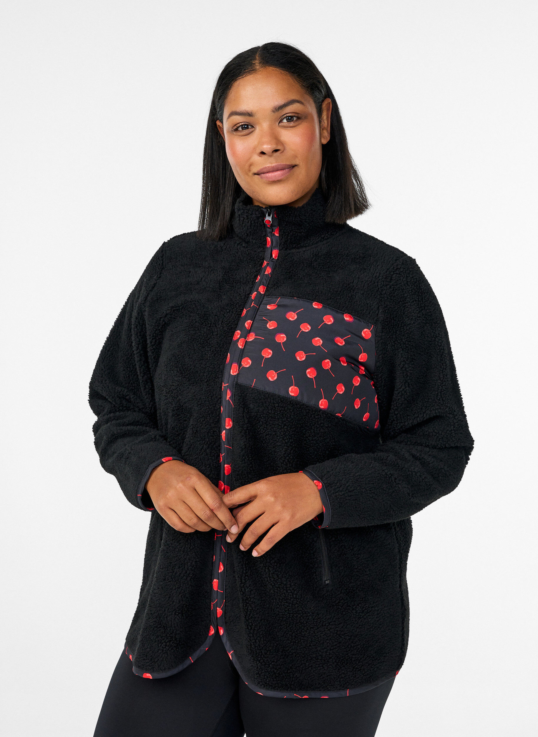 Jacke aus Teddyfleece mit Kirschdetails, Schwarz, Model