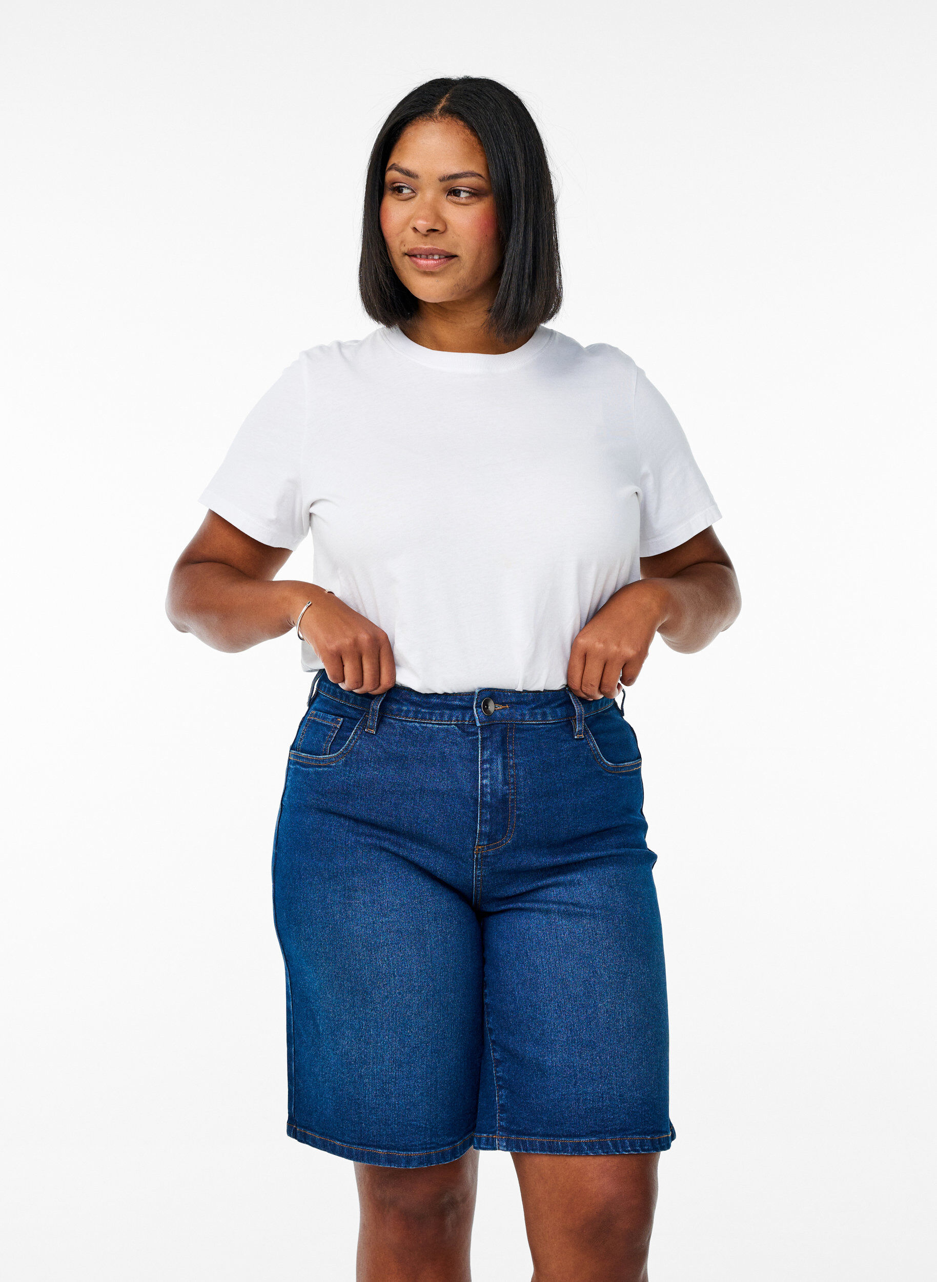 Locker sitzende Jeansshorts mit hoher Taille, Blau, Model