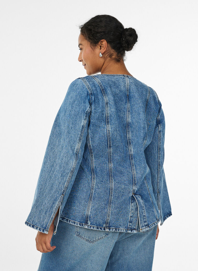 Jeansjacke mit formgebenden N&auml;hten und V-Ausschnitt, Blau, Model