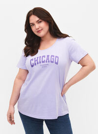 T-Shirt aus Baumwolle mit Textprint, Lavender W. Chicago, Model