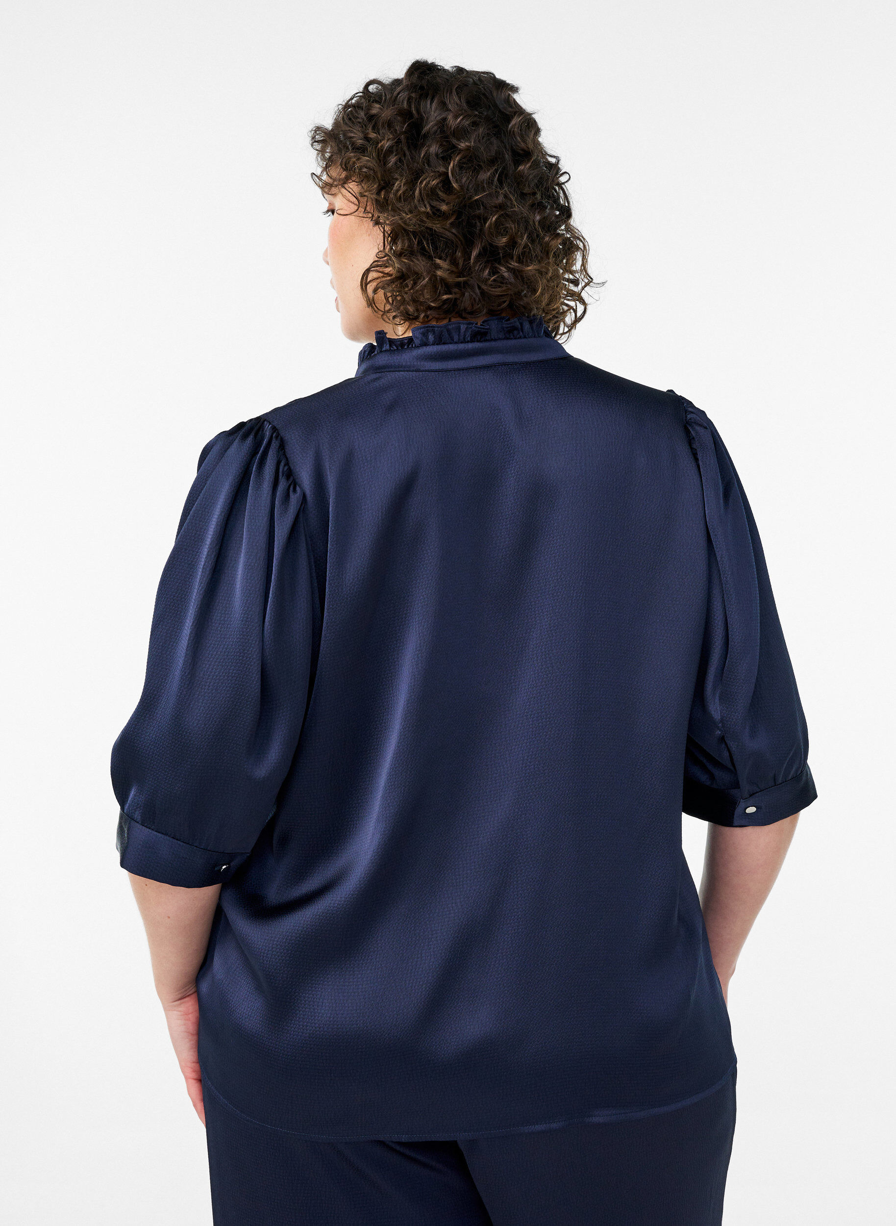ZizziBluse in Satin-Optik mit 1/2-&Auml;rmeln und R&uuml;schenkragen, Blau, Model image number 2