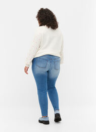 Emily Jeans mit Slim Fit und normaler Taillenhöhe, Blue denim, Model