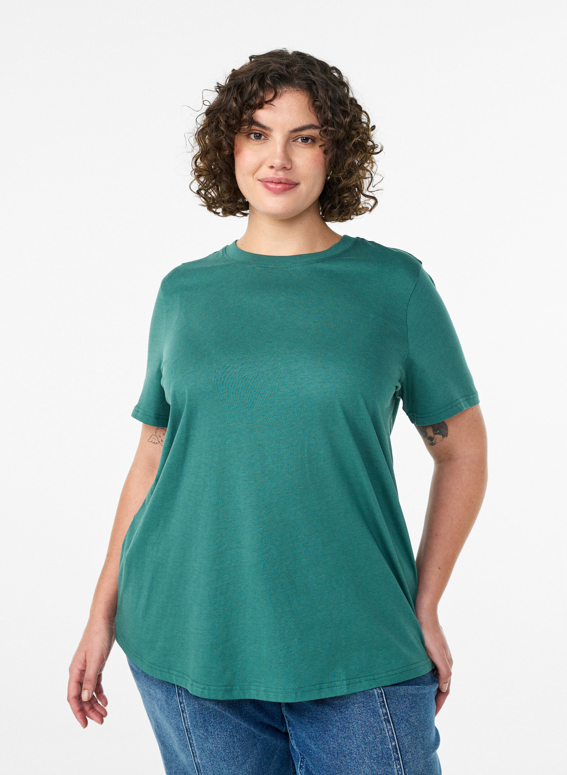 Basic-T-Shirt aus Baumwolle mit Rundhalsausschnitt, Gr&uuml;n, Model