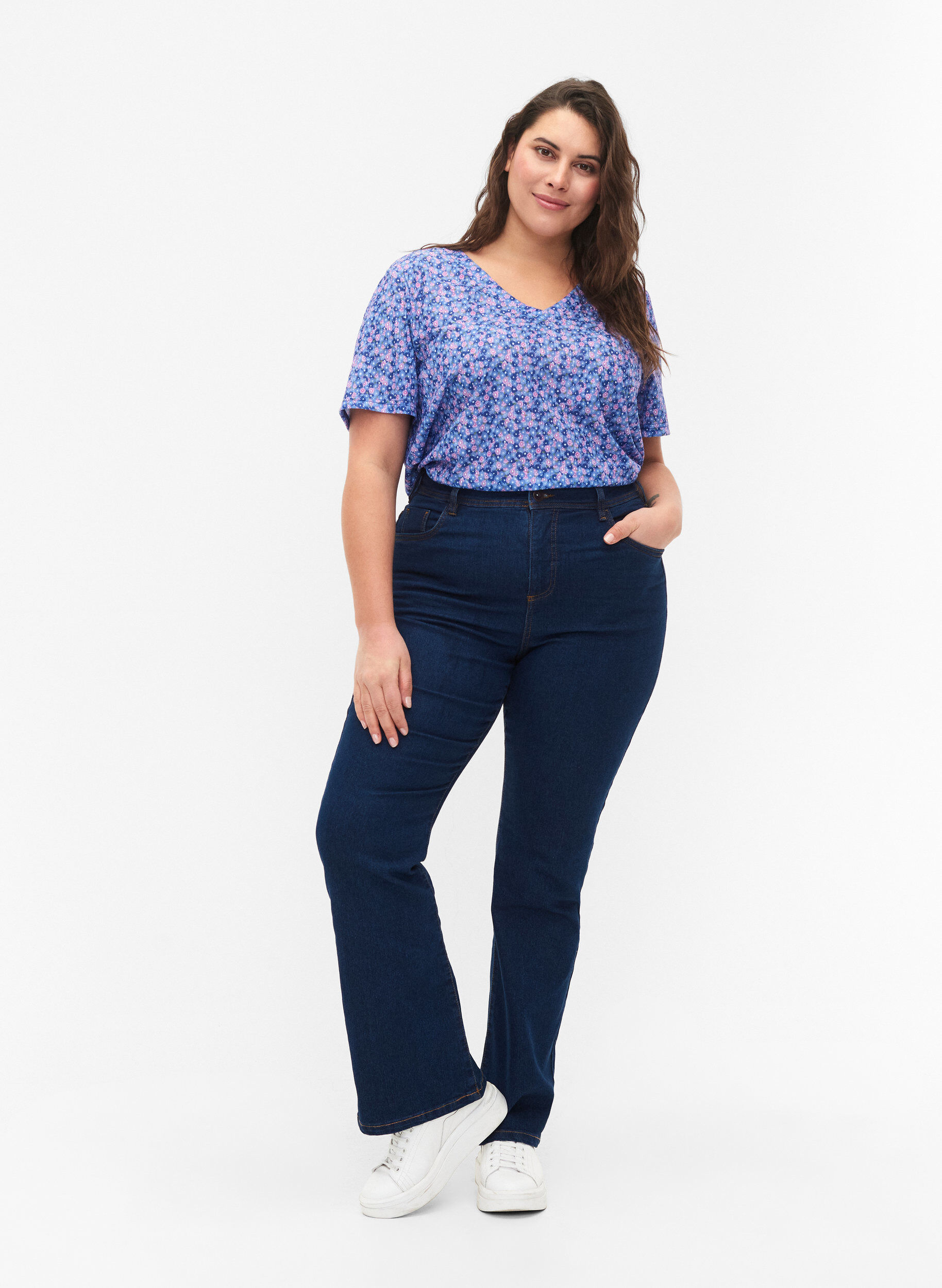 ZizziFLASH - Bedrucktes T-Shirt mit V-Ausschnitt, Blue Rose Ditsy, Model image number 2