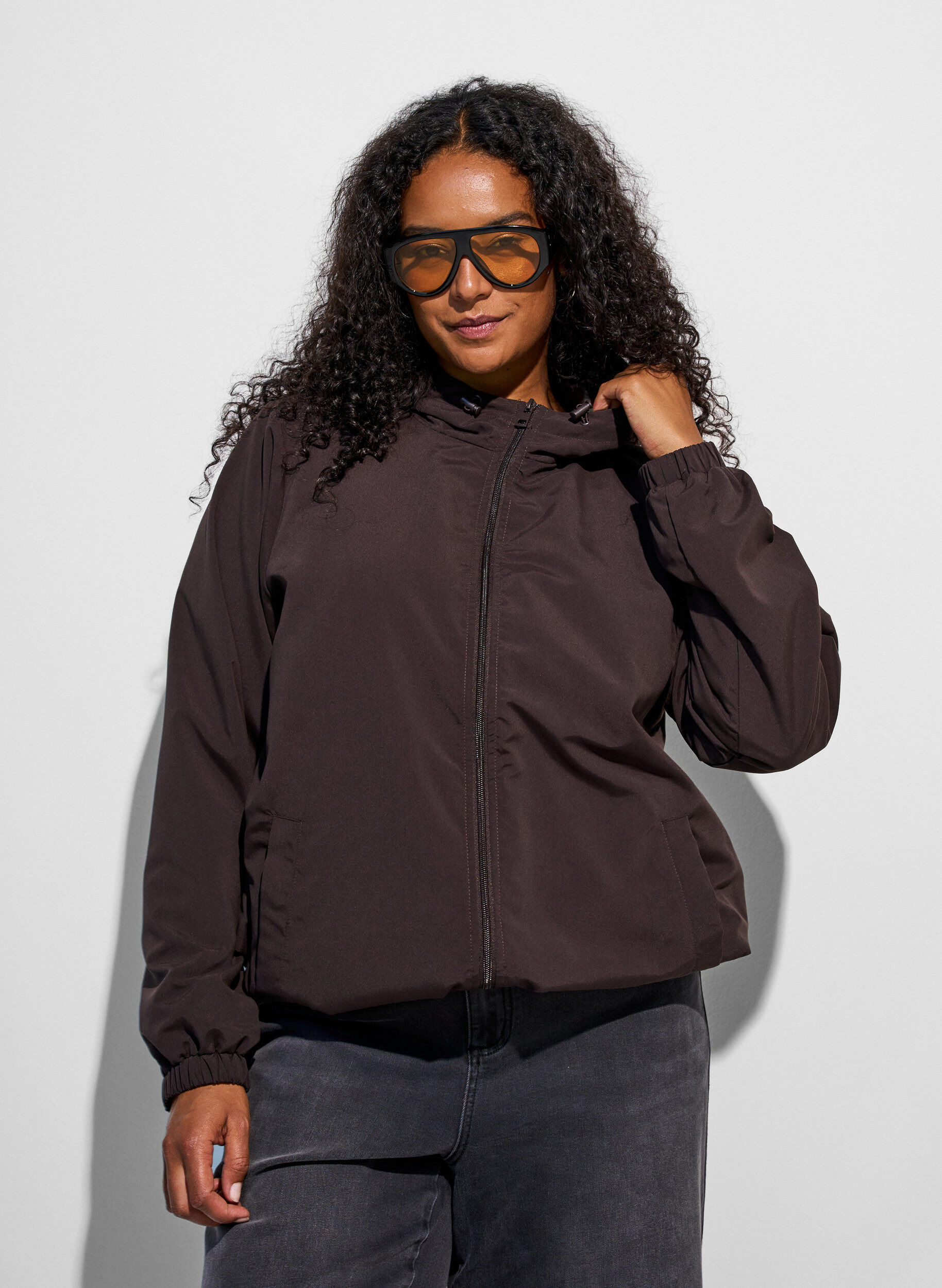 ZizziLeichte Jacke mit Kapuze und Rei&szlig;verschluss, Braun, Model image number 0