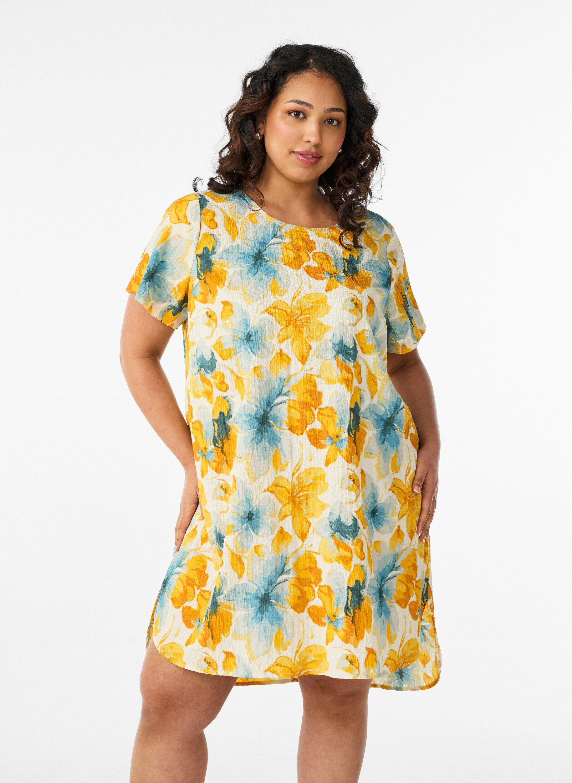 Kurzes Kleid mit gecrinkelter Textur und kurzen &Auml;rmeln, Gelb, Model