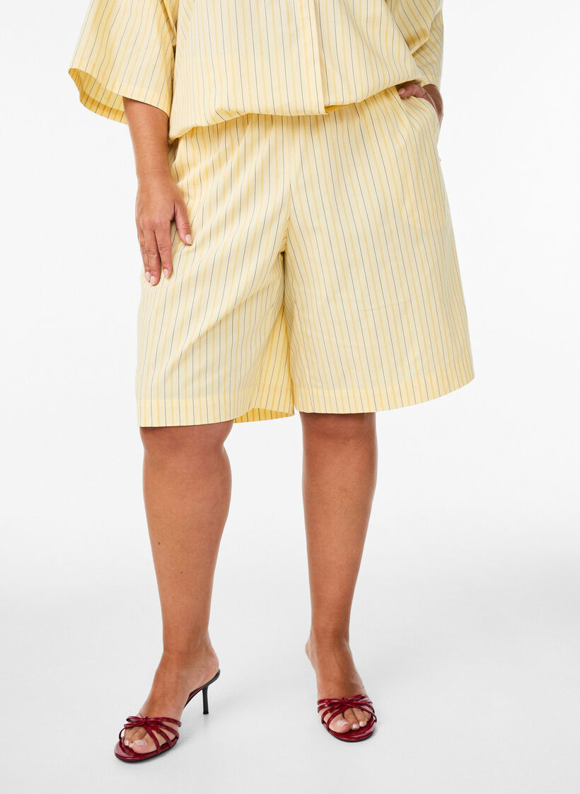 Gestreifte hoch taillierte Shorts mit lockerer Passform, Gelb, Model