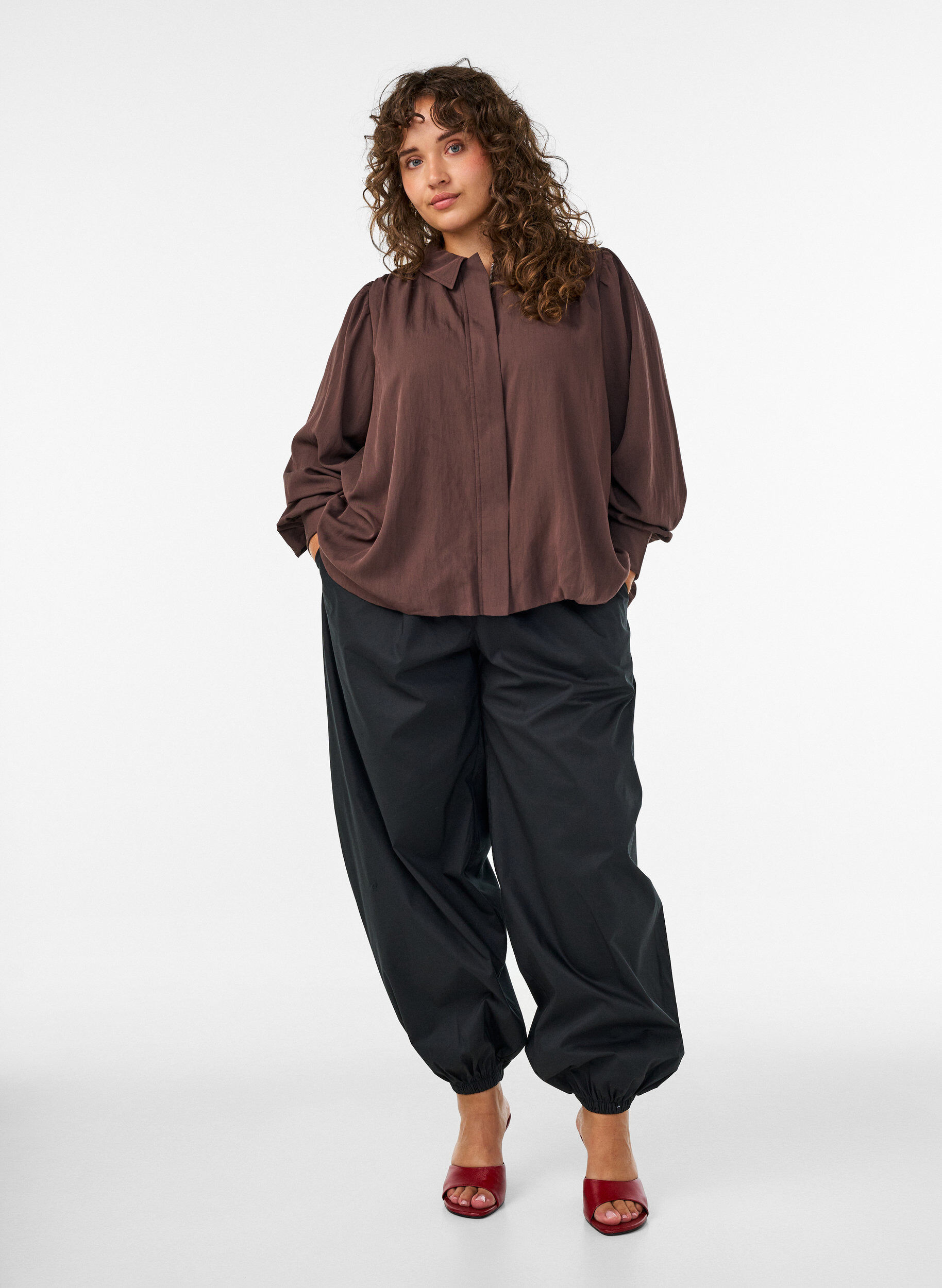 ZizziBluse mit Ballonform und verdecktem Rei&szlig;verschluss, Braun, Model image number 1