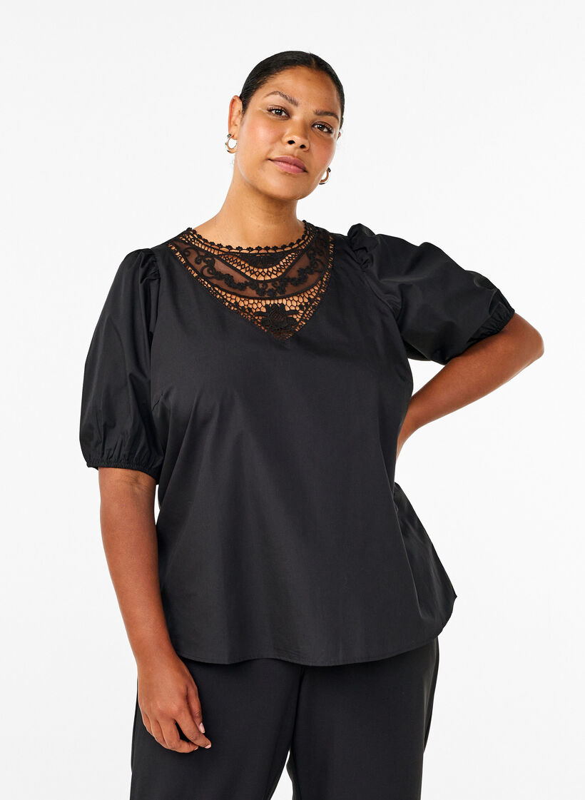 Kurzärmelige Bluse mit Spitzendetail, Black, Model image number 0