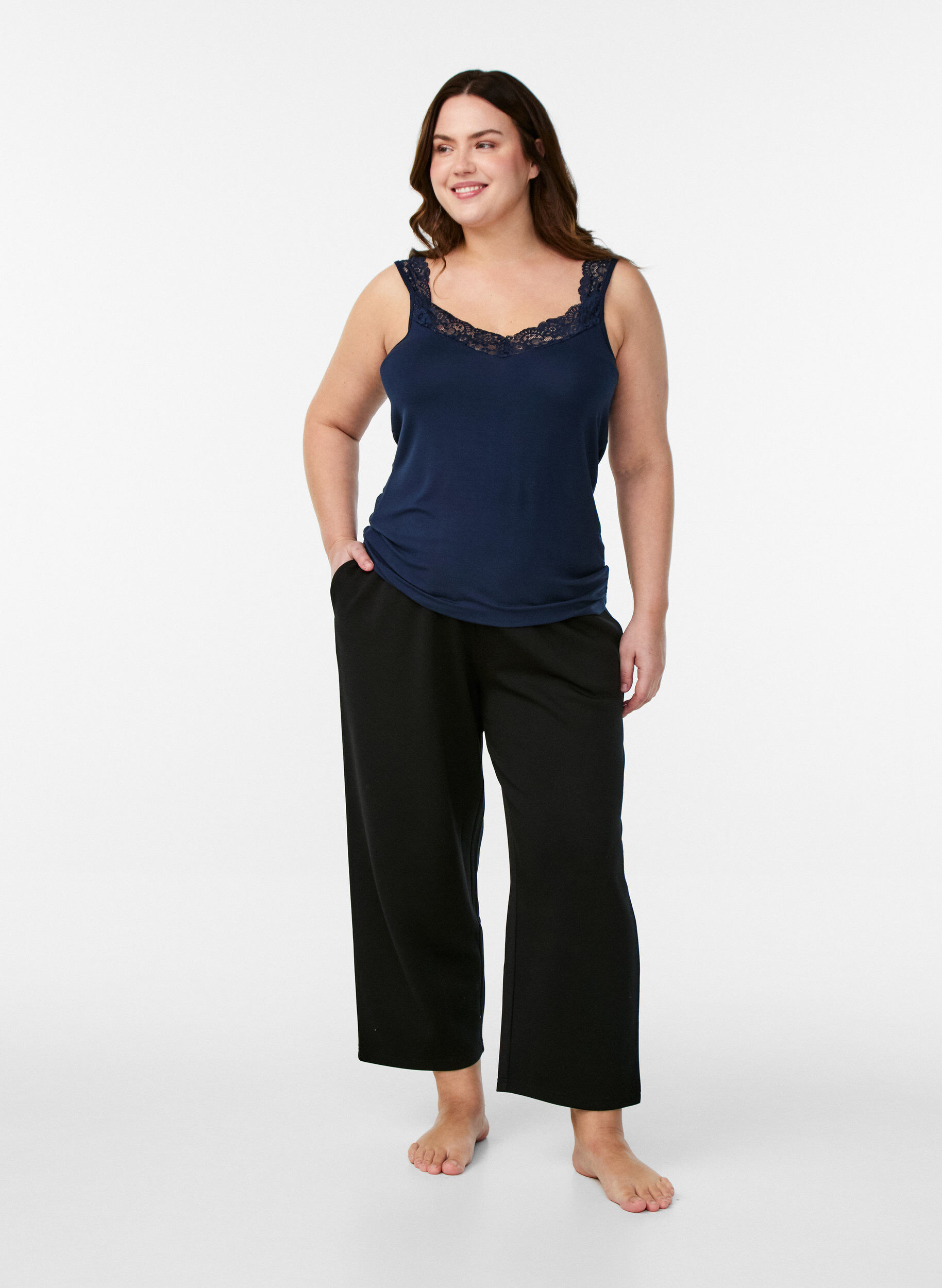 ZizziTop aus Viskose mit Spitzensaum, Blau, Model image number 1