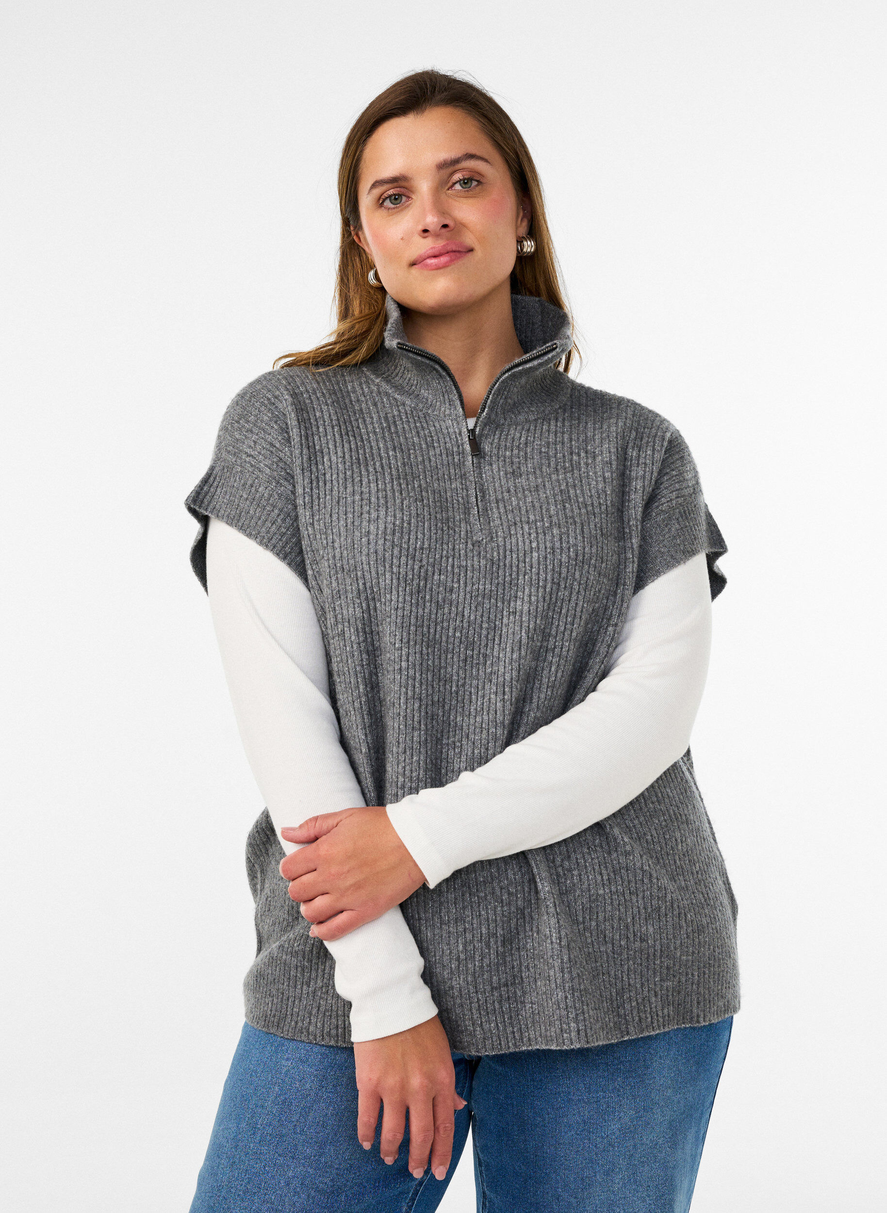 ZizziStrickweste mit hohem Kragen und kurzem Rei&szlig;verschluss, Grau, Model image number 0