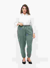 Lockere Hose aus Viskose mit großen Taschen, Balsam Green, Model