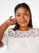 Kurzärmelige Viskosebluse mit Spitzendetail, Bright White, Model image number 2
