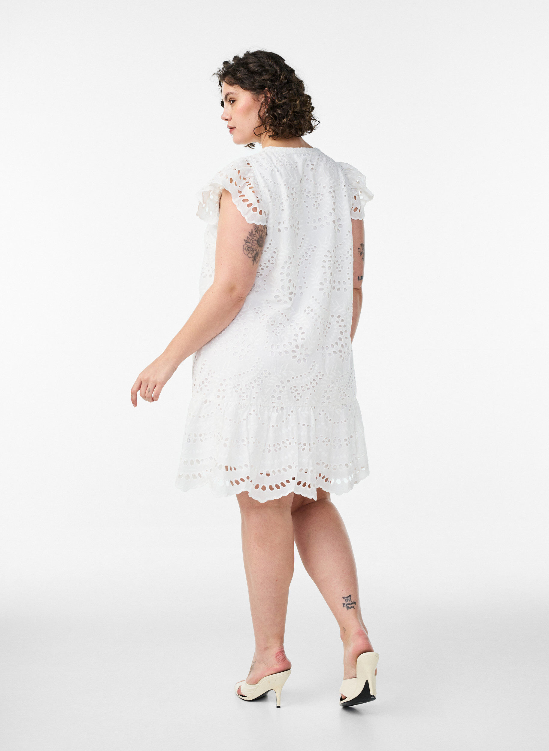 ZizziKleid aus Broderie Anglaise mit R&uuml;schen&auml;rmeln, Wei&szlig;, Model image number 2